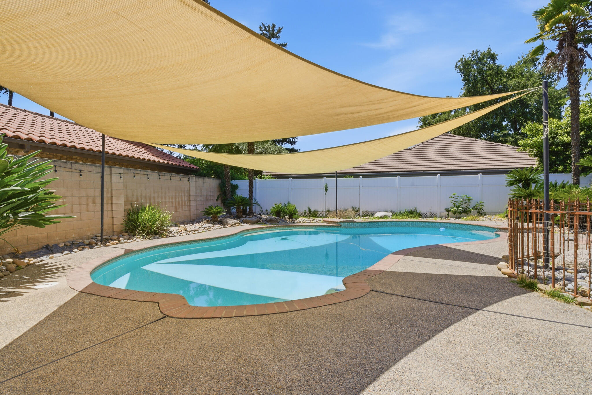 445 E Chevy Chase Dr, Tulare, CA 93274