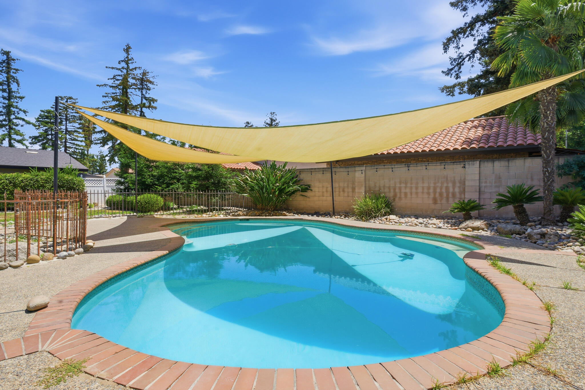 445 E Chevy Chase Dr, Tulare, CA 93274