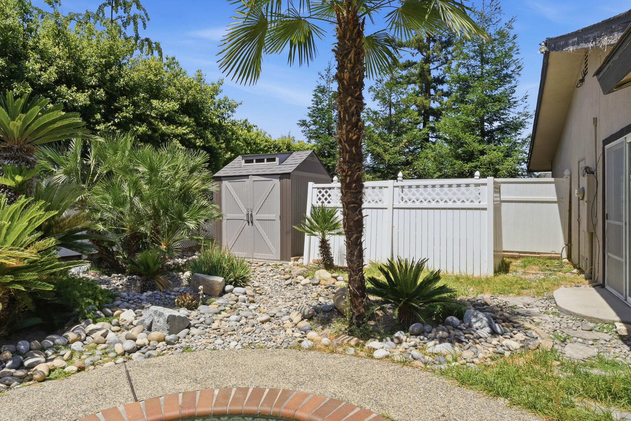 445 E Chevy Chase Dr, Tulare, CA 93274