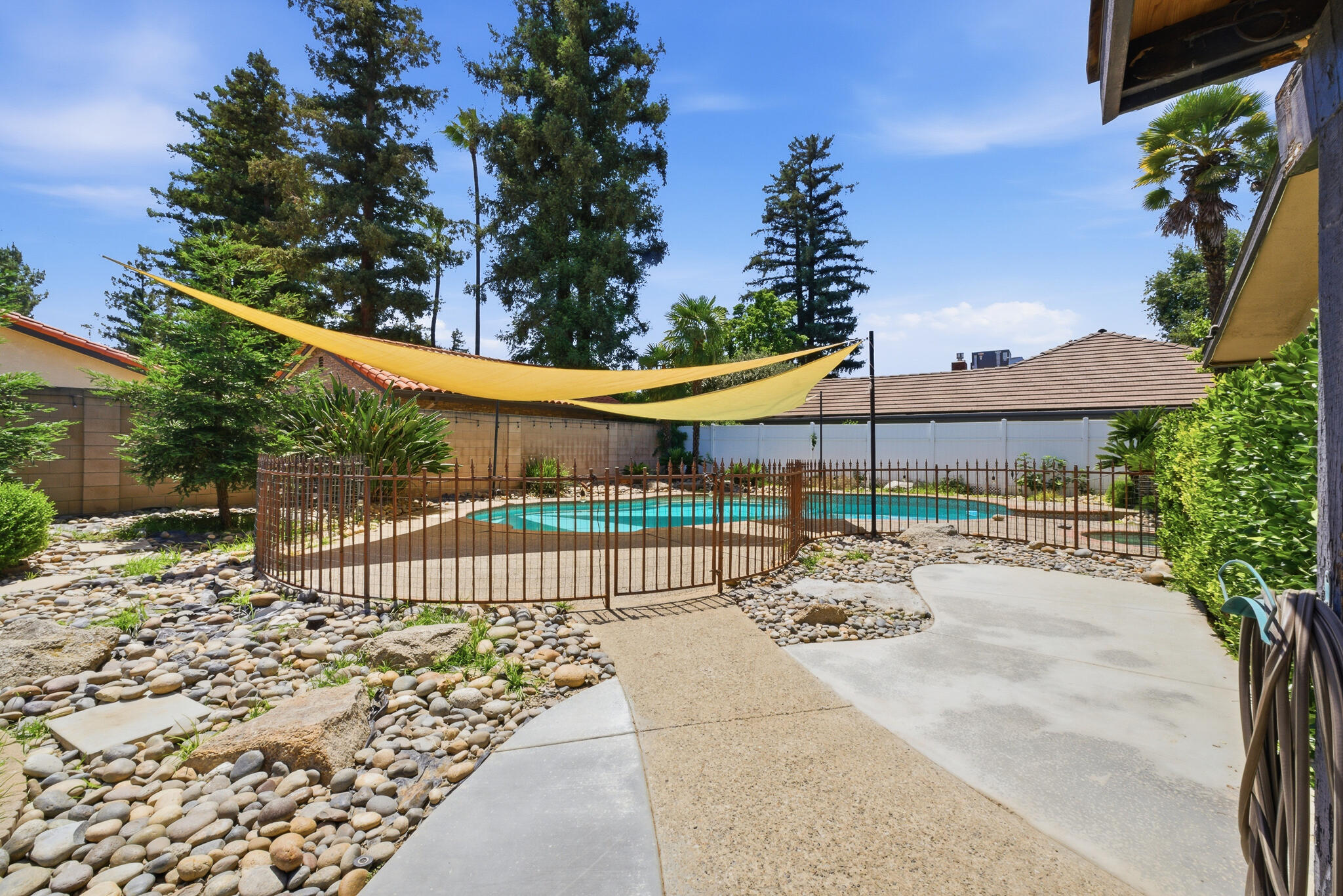 445 E Chevy Chase Dr, Tulare, CA 93274