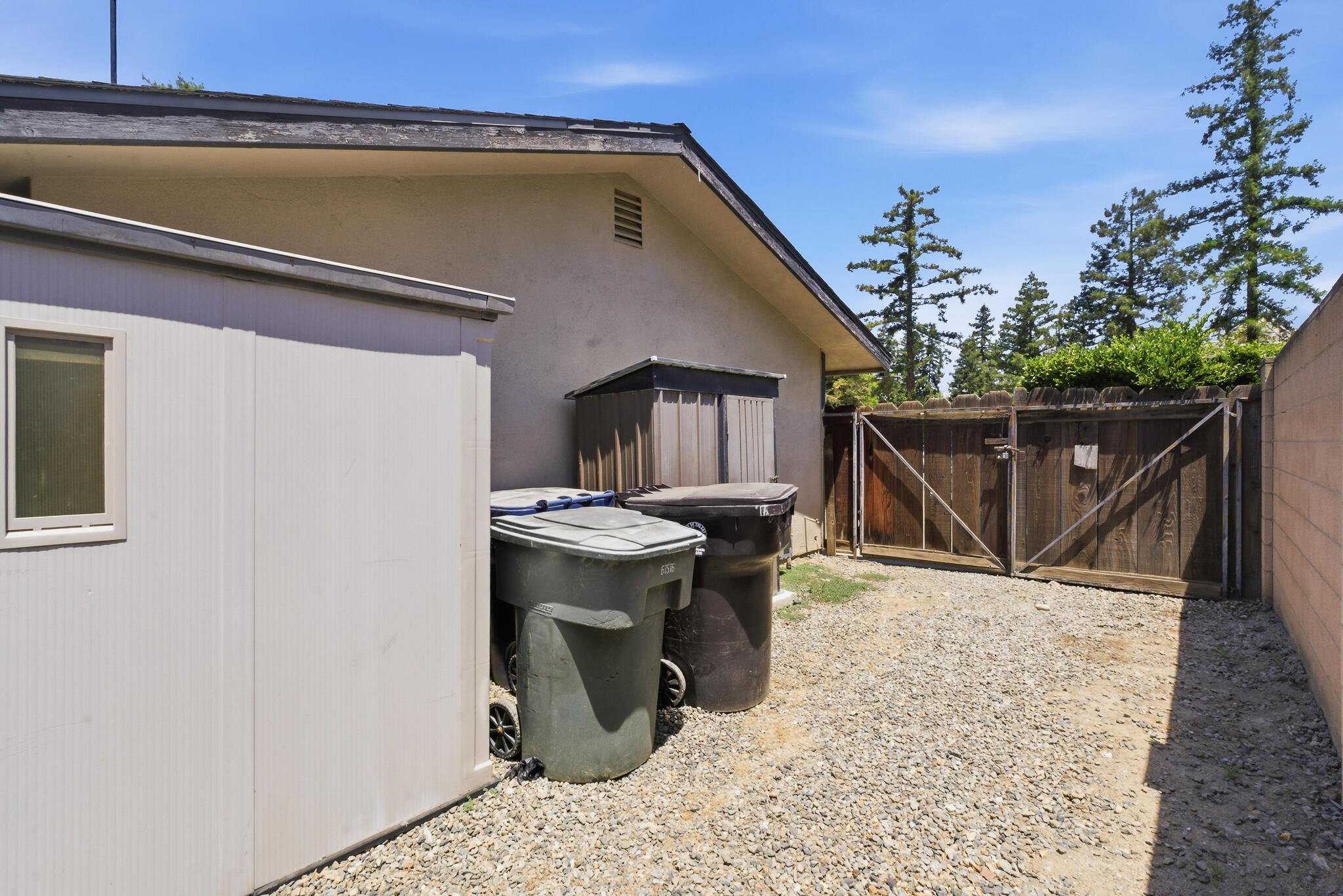 445 E Chevy Chase Dr, Tulare, CA 93274