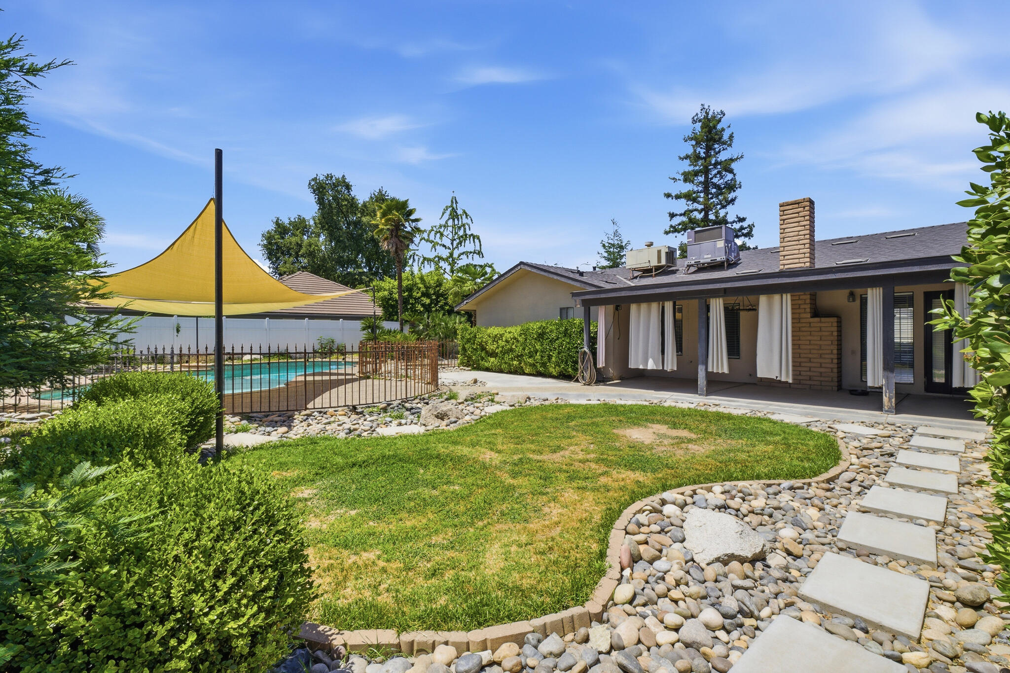 445 E Chevy Chase Dr, Tulare, CA 93274