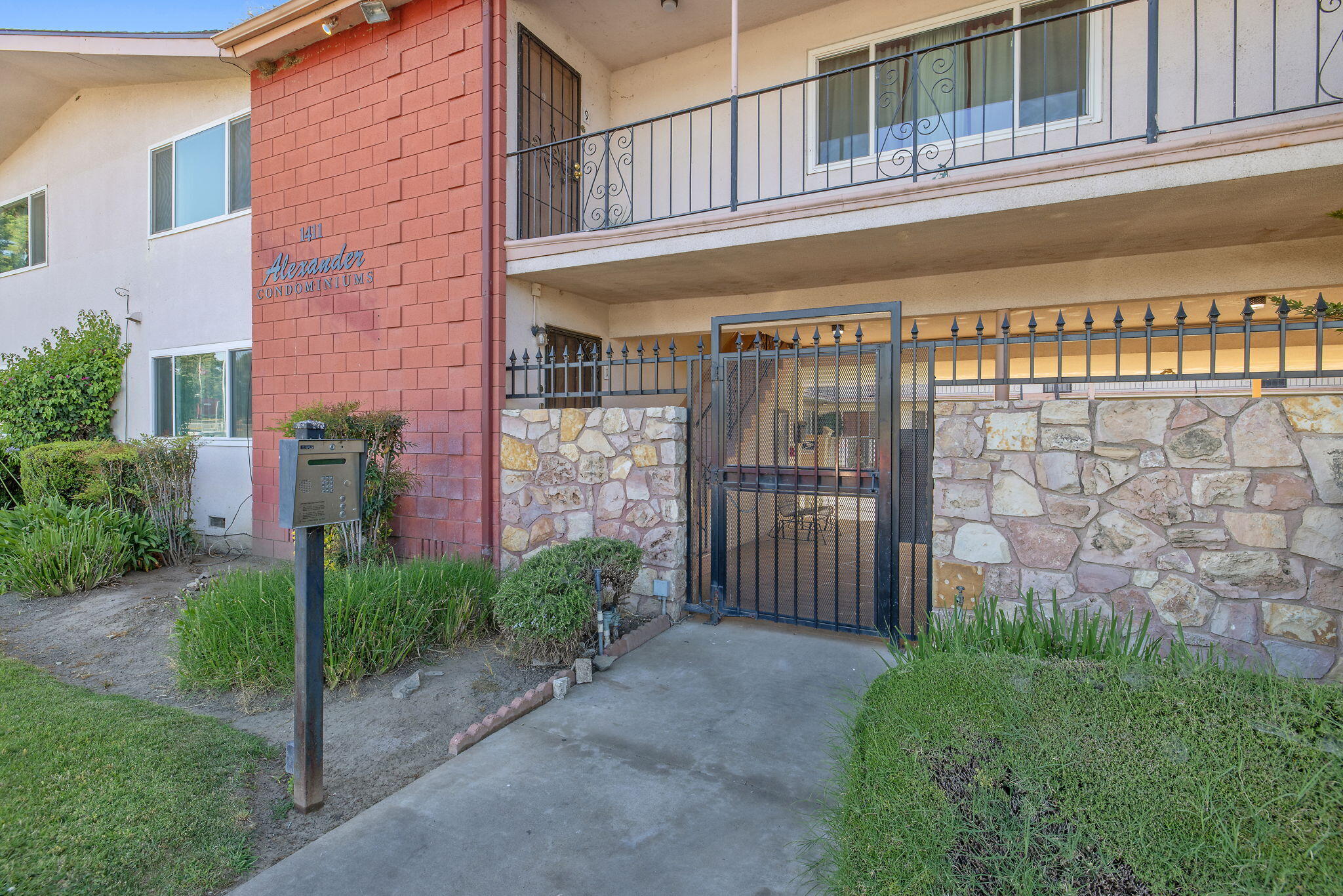 1411 S Divisadero St, Visalia, CA 93277