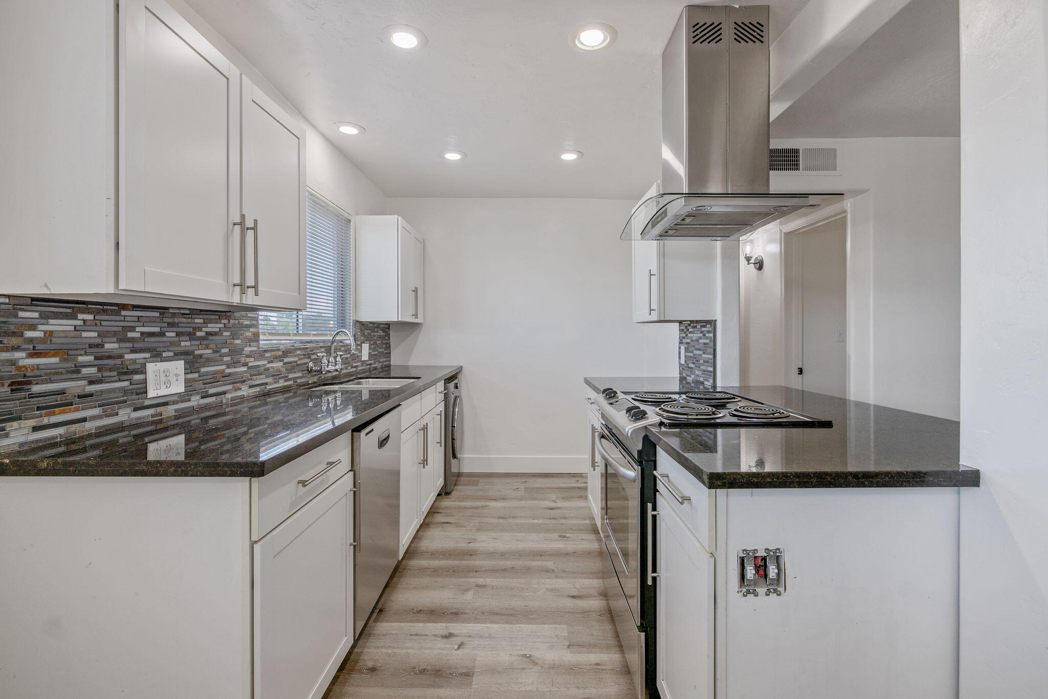 1411 S Divisadero St, Visalia, CA 93277