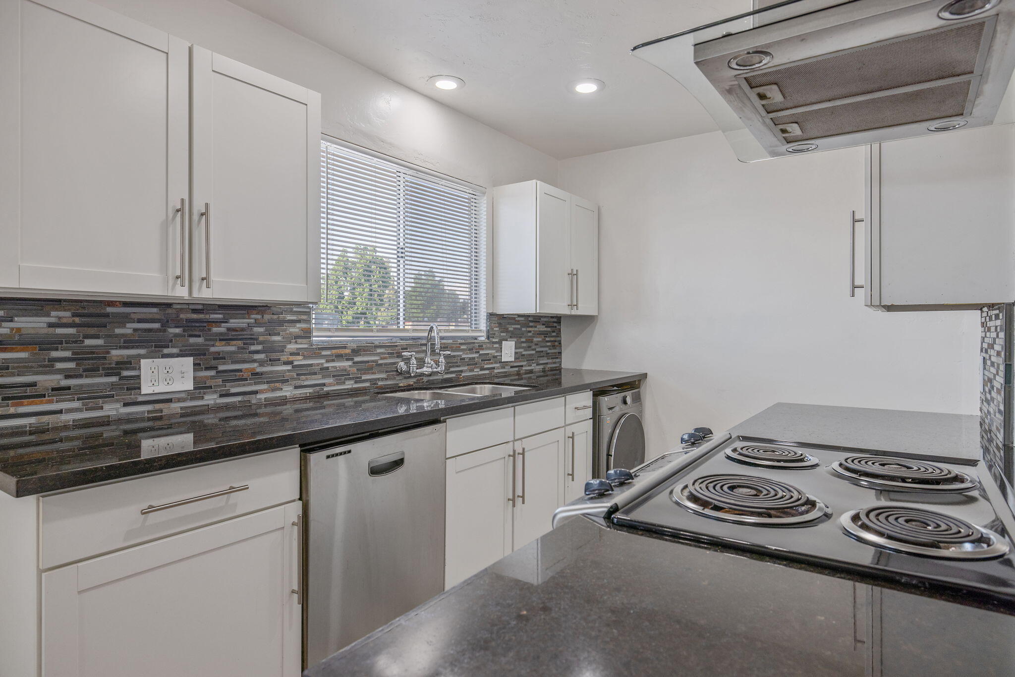 1411 S Divisadero St, Visalia, CA 93277