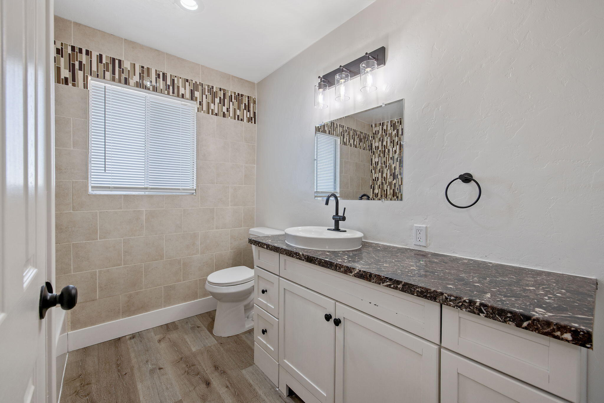 1411 S Divisadero St, Visalia, CA 93277