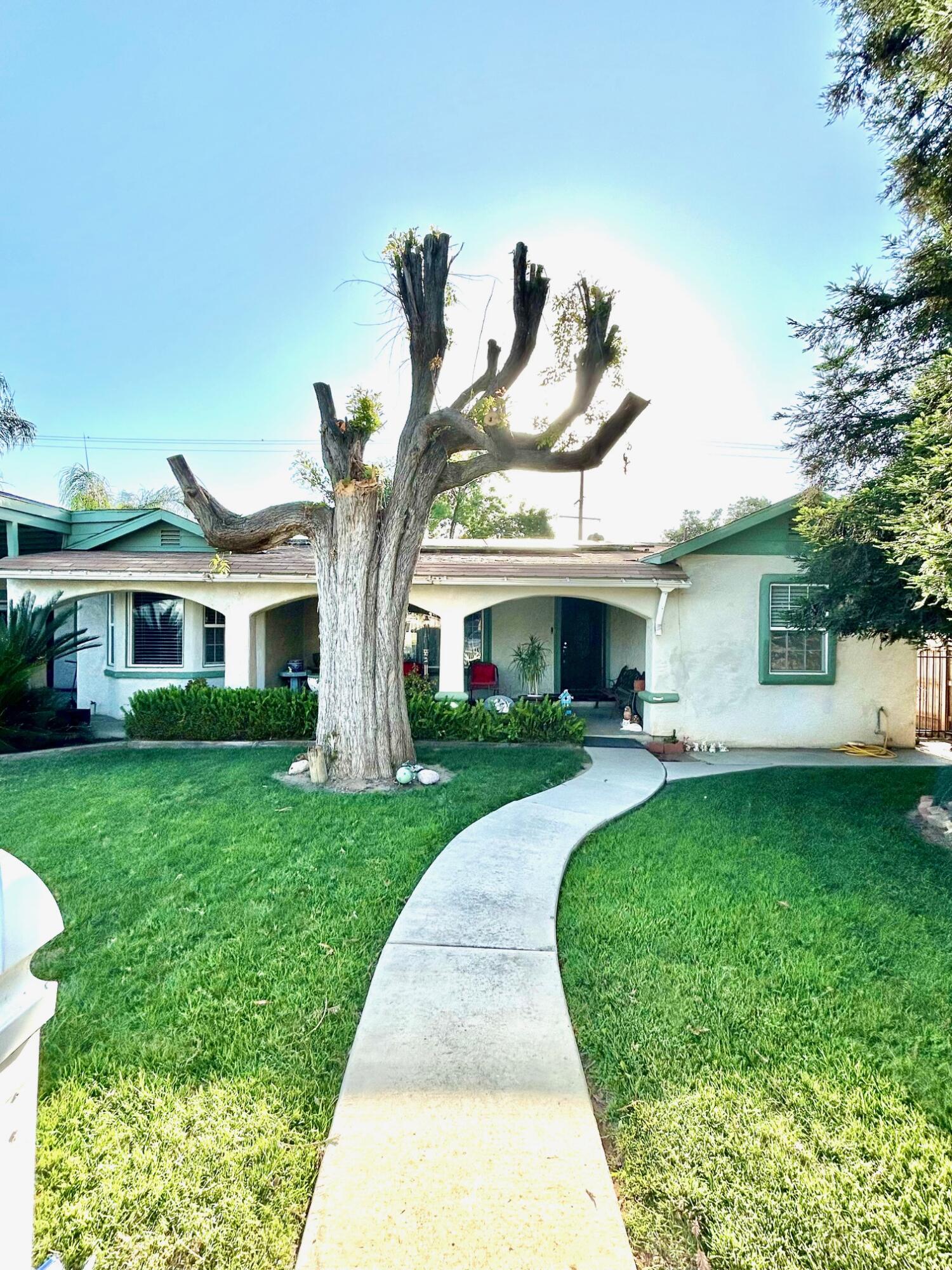 417 S Valencia Blvd, Woodlake, CA 93286