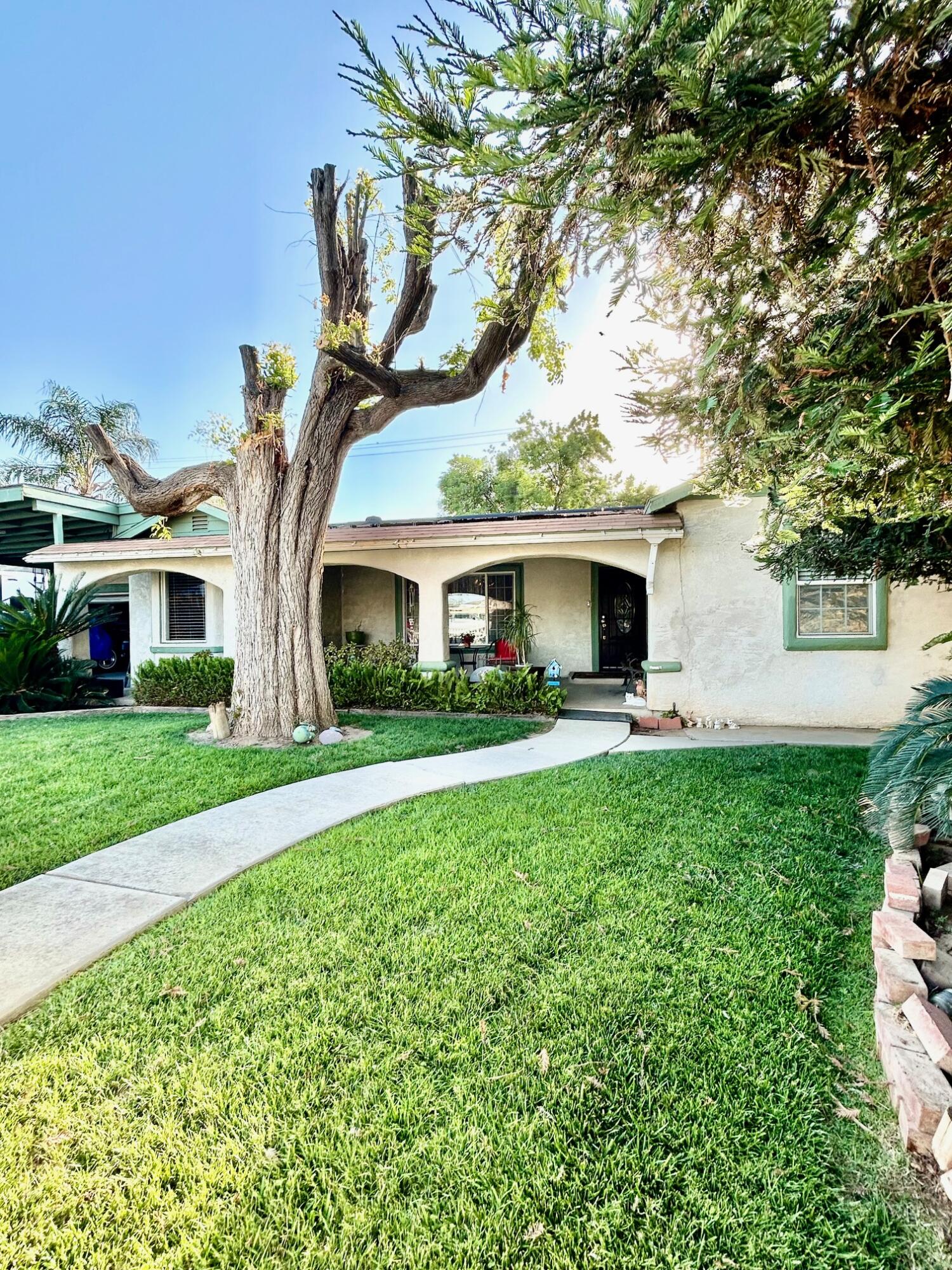 417 S Valencia Blvd, Woodlake, CA 93286