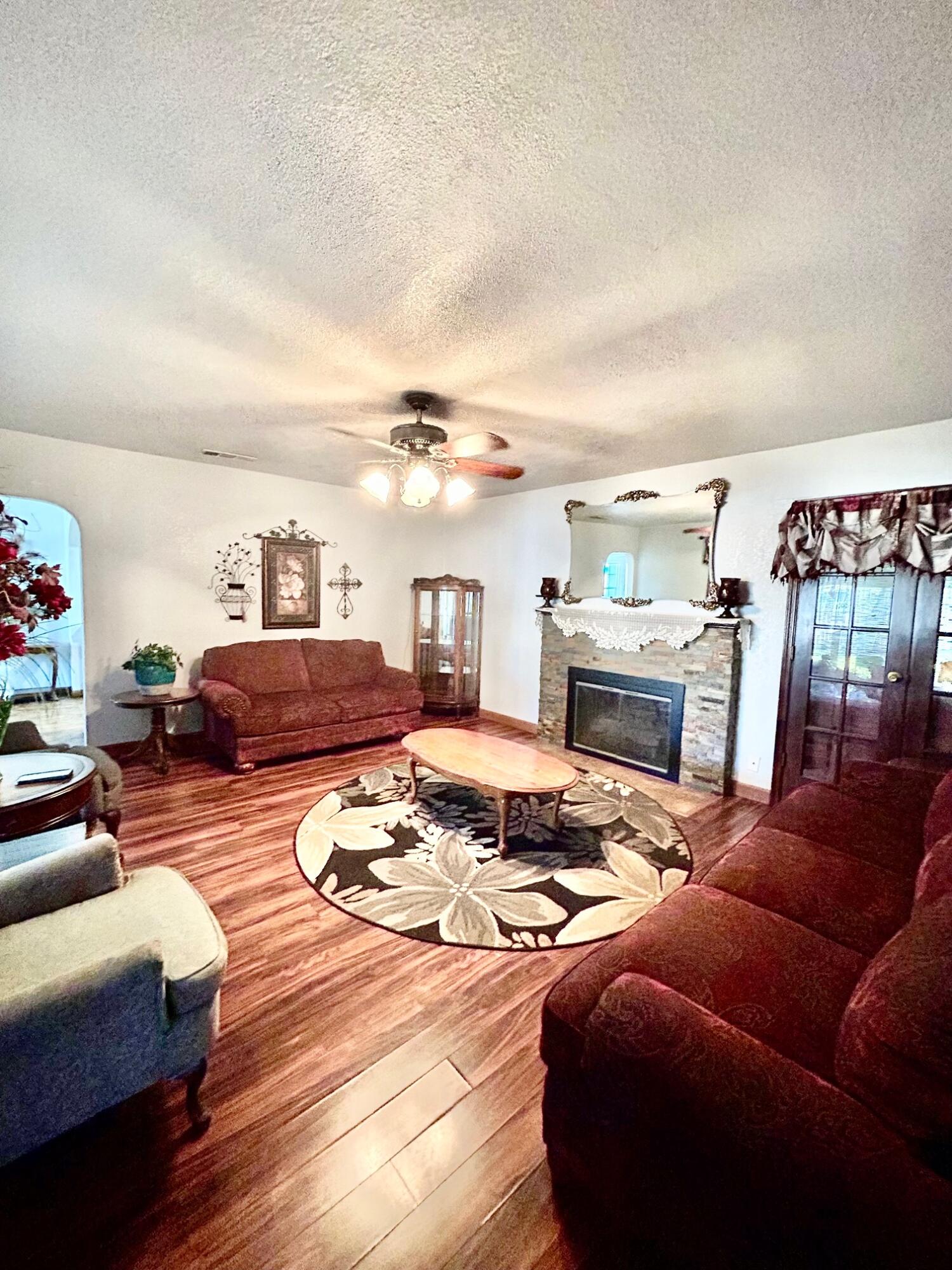 417 S Valencia Blvd, Woodlake, CA 93286