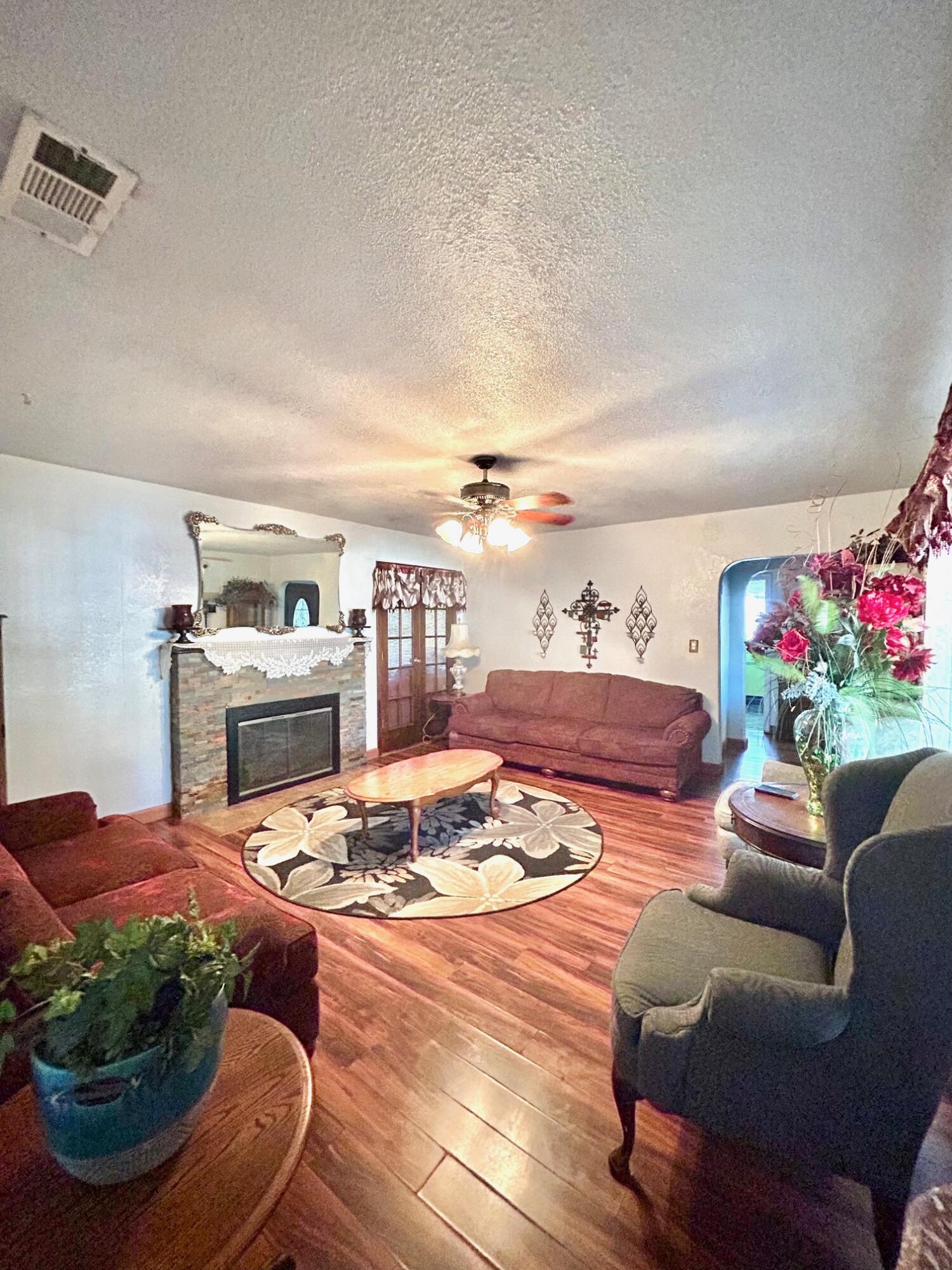 417 S Valencia Blvd, Woodlake, CA 93286