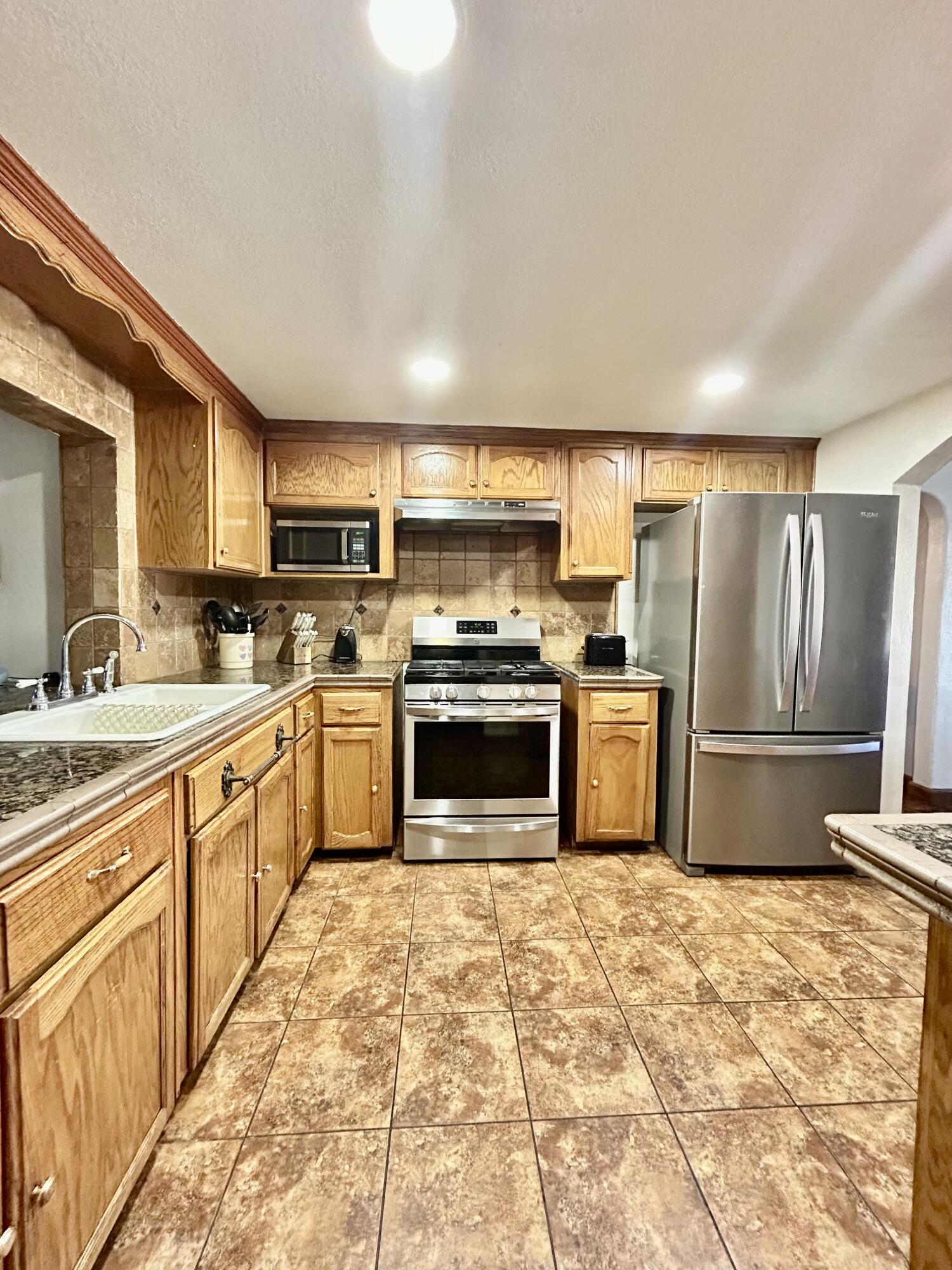 417 S Valencia Blvd, Woodlake, CA 93286