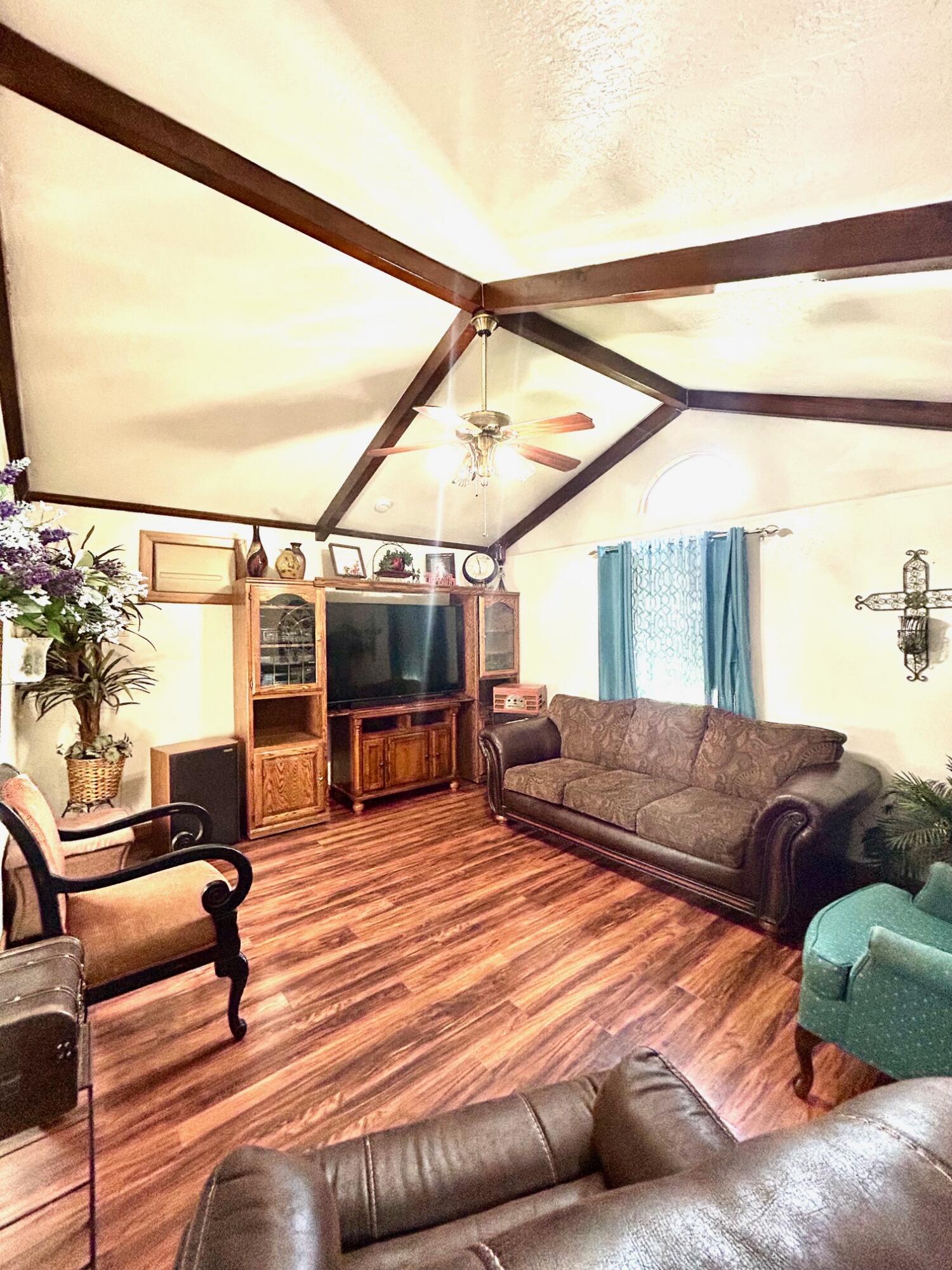 417 S Valencia Blvd, Woodlake, CA 93286