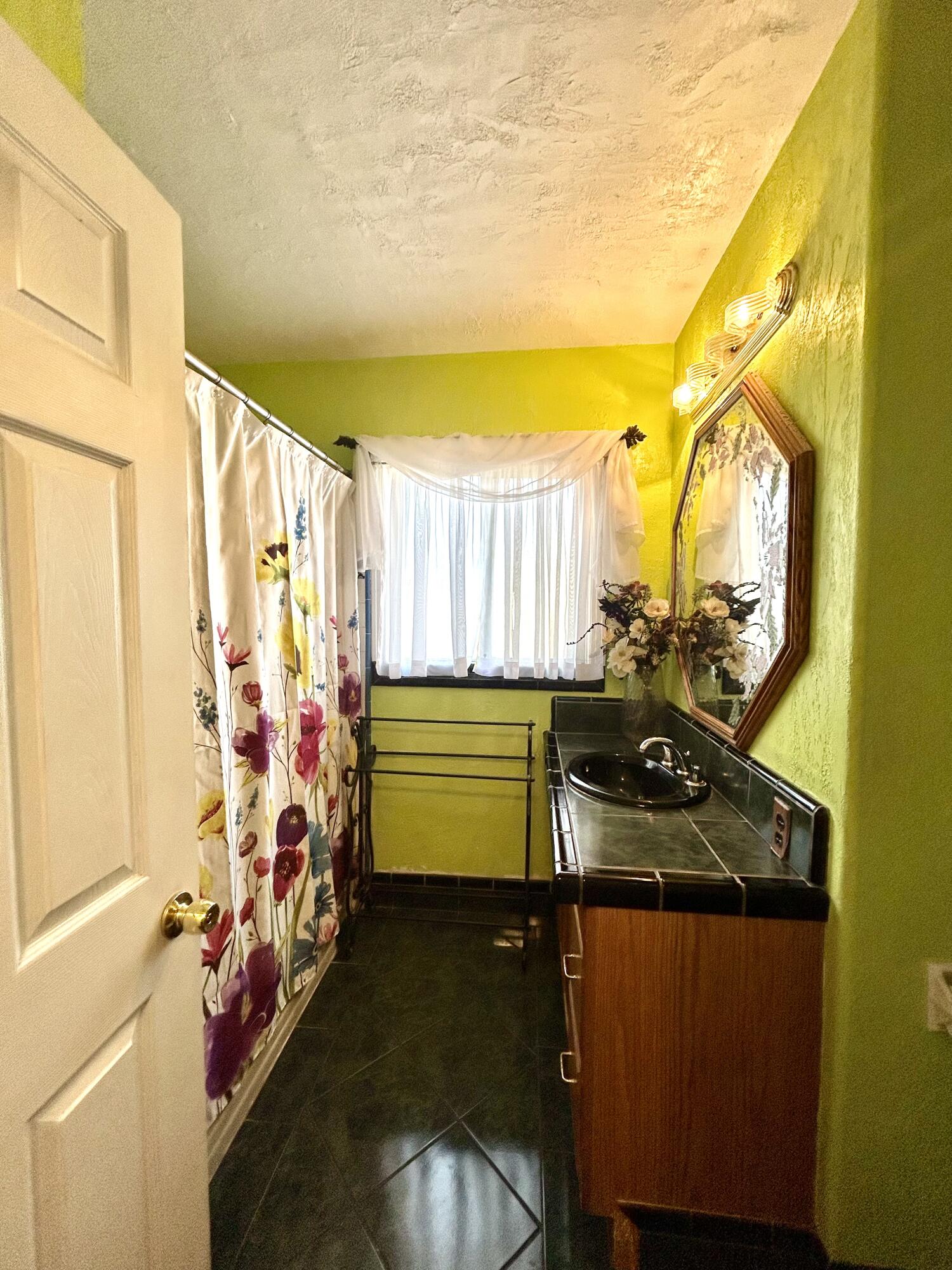 417 S Valencia Blvd, Woodlake, CA 93286