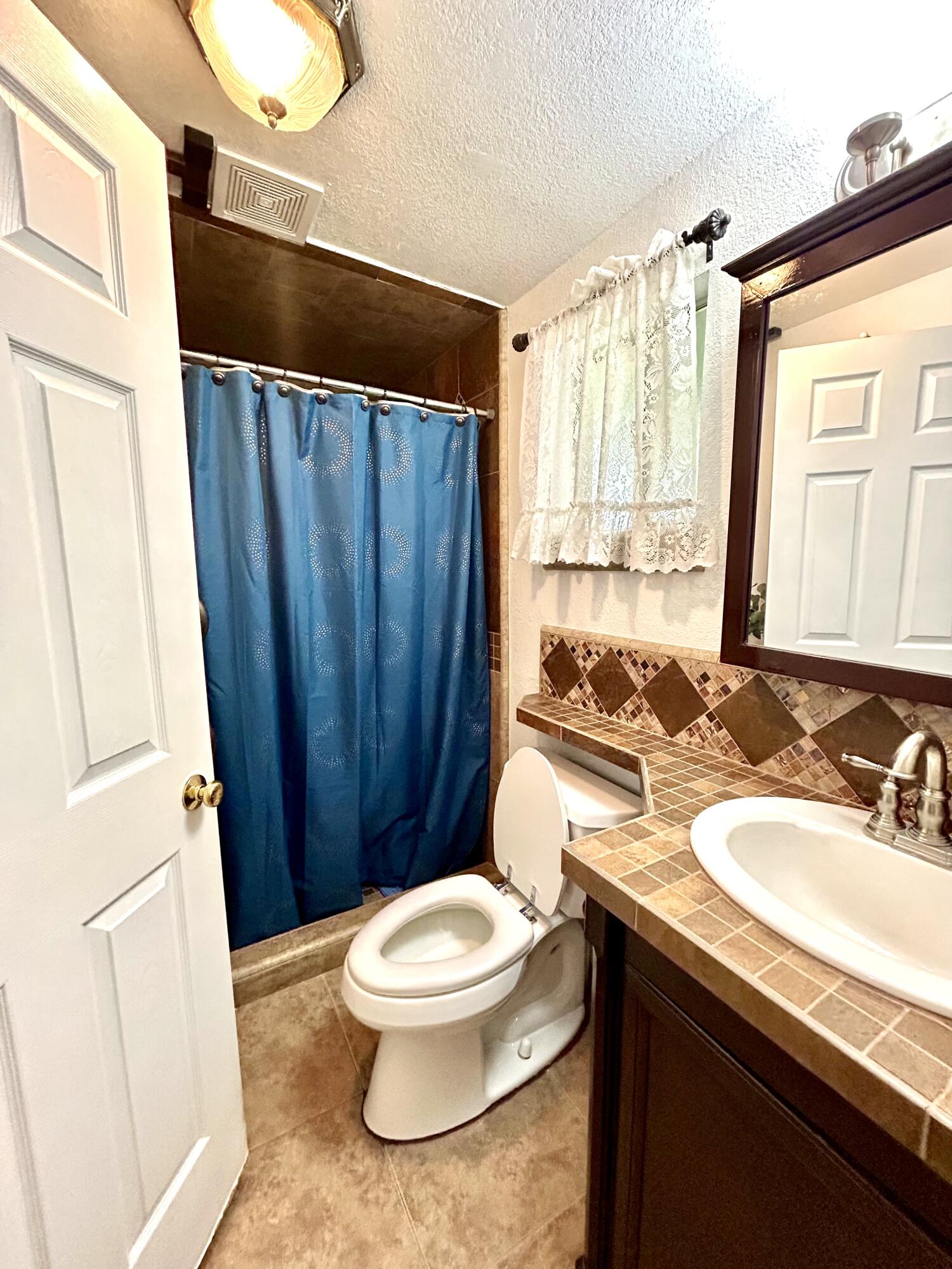 417 S Valencia Blvd, Woodlake, CA 93286