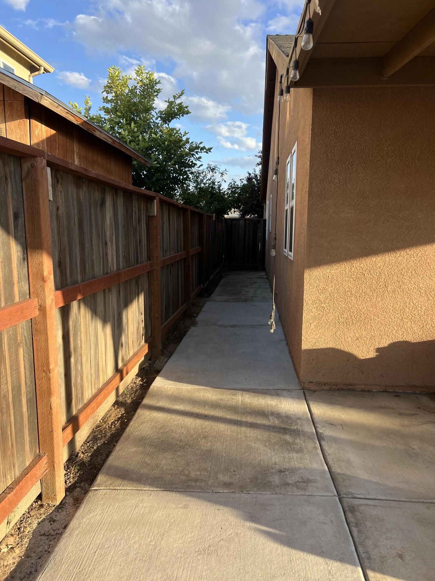 5273 E Geary St, Fresno, CA 93727