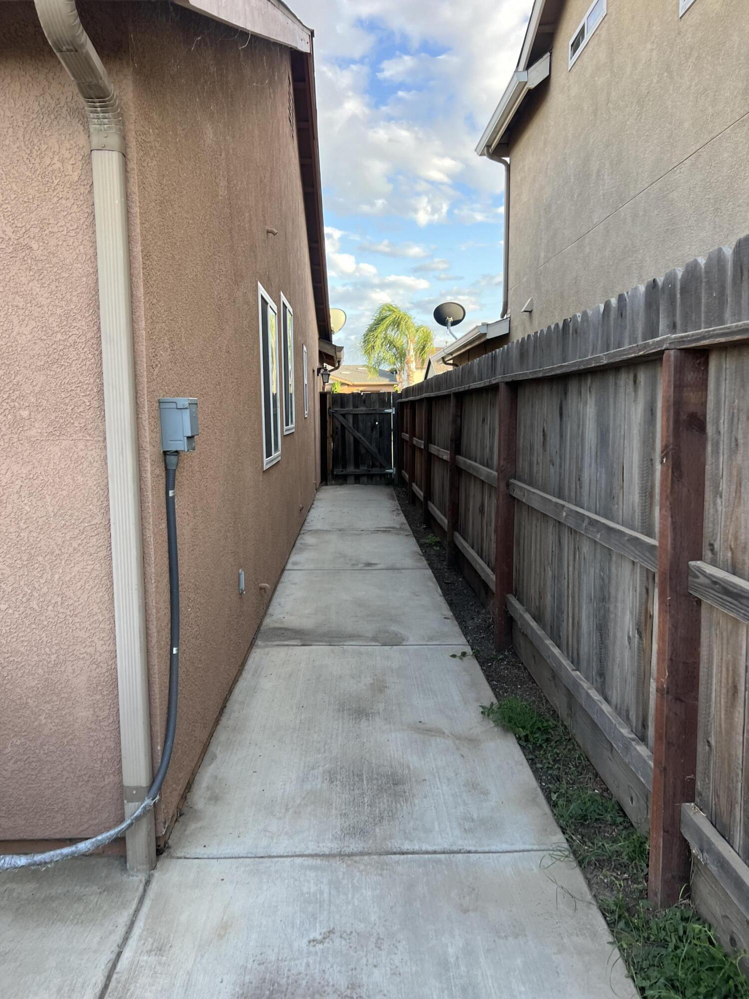 5273 E Geary St, Fresno, CA 93727