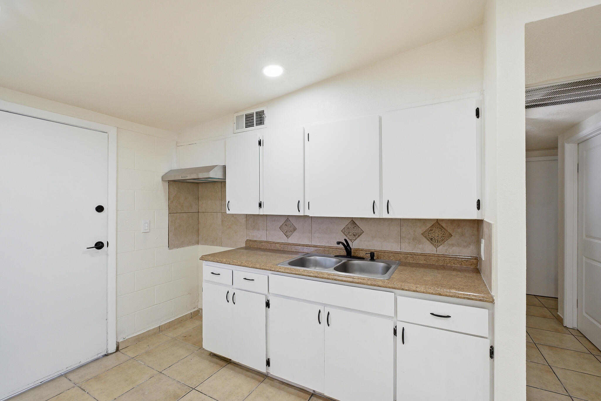 756 S Oliver St, Tulare, CA 93274