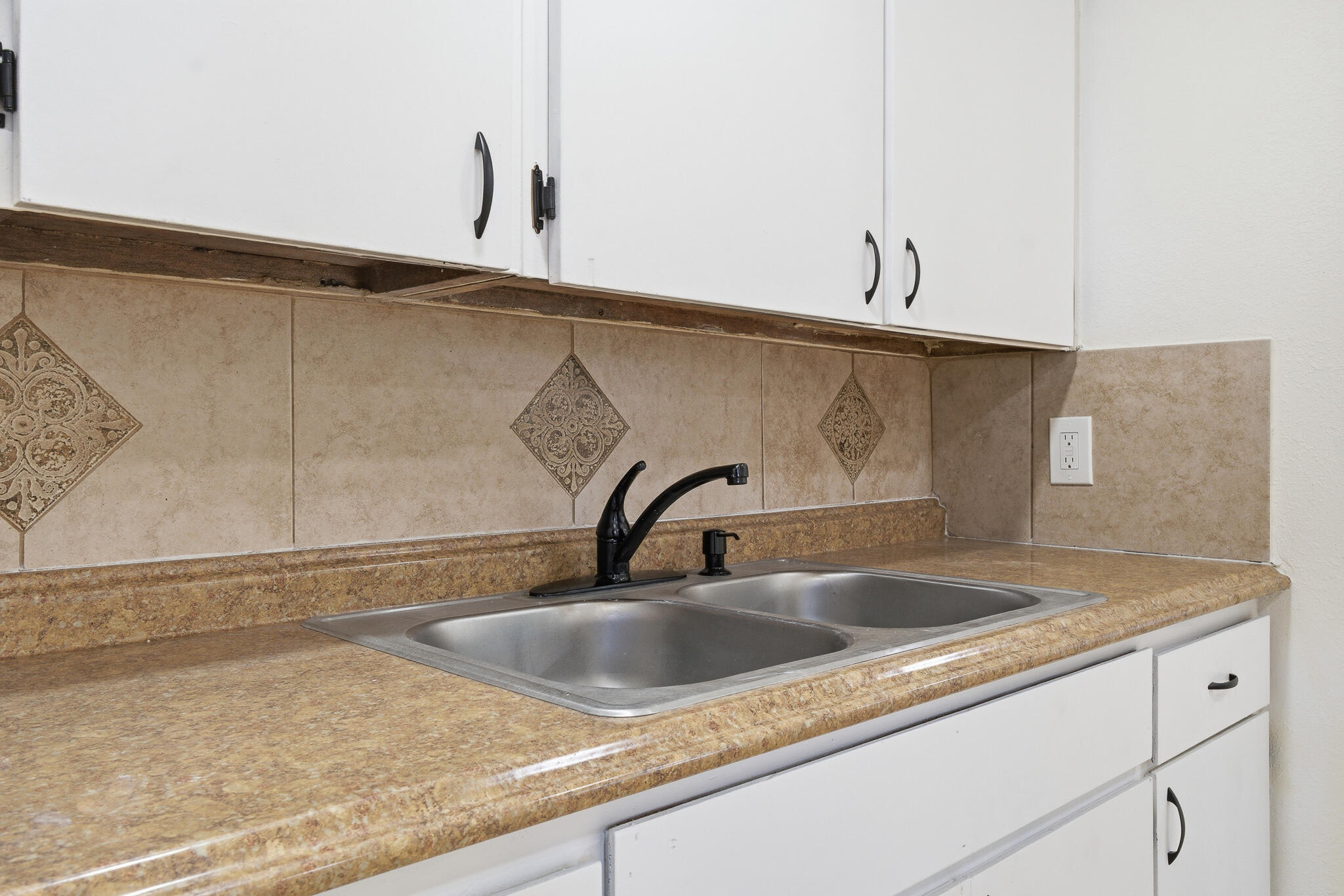 756 S Oliver St, Tulare, CA 93274
