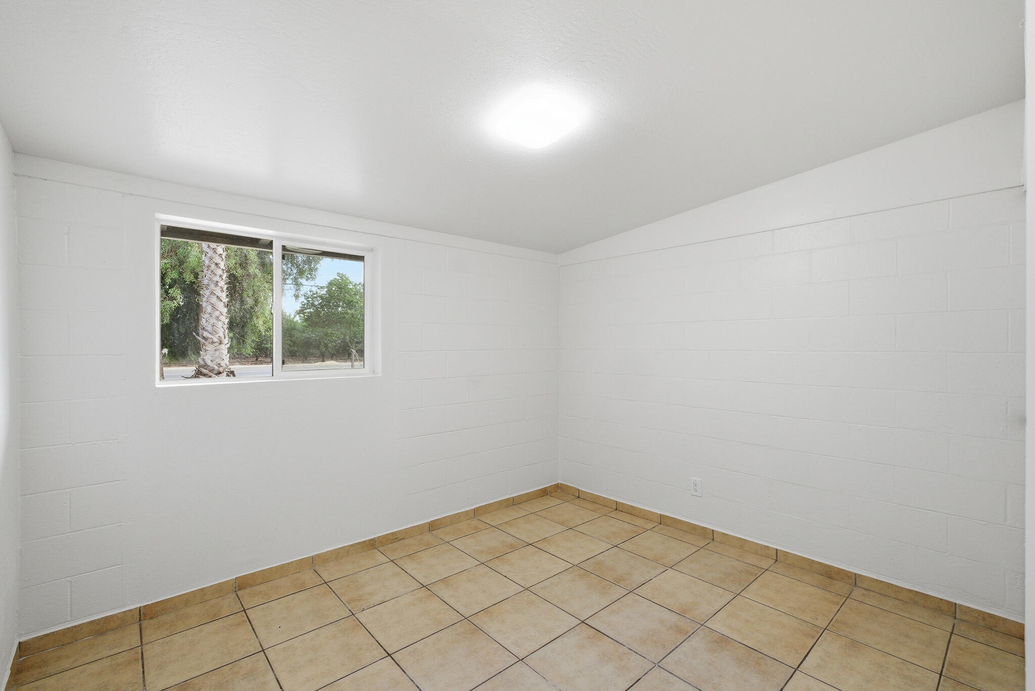 756 S Oliver St, Tulare, CA 93274