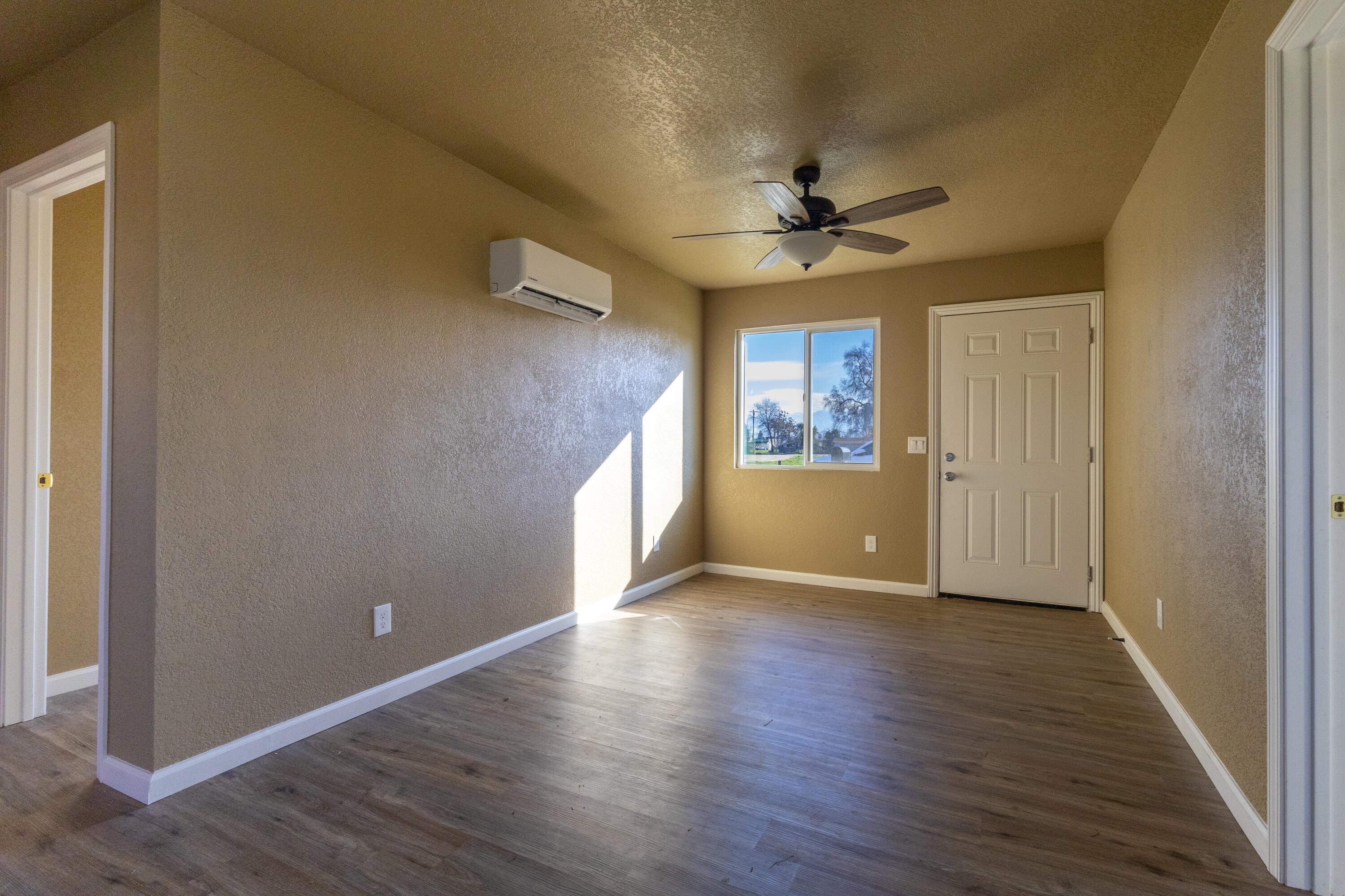 209 S Magnolia Ave, Farmersville, CA 93223