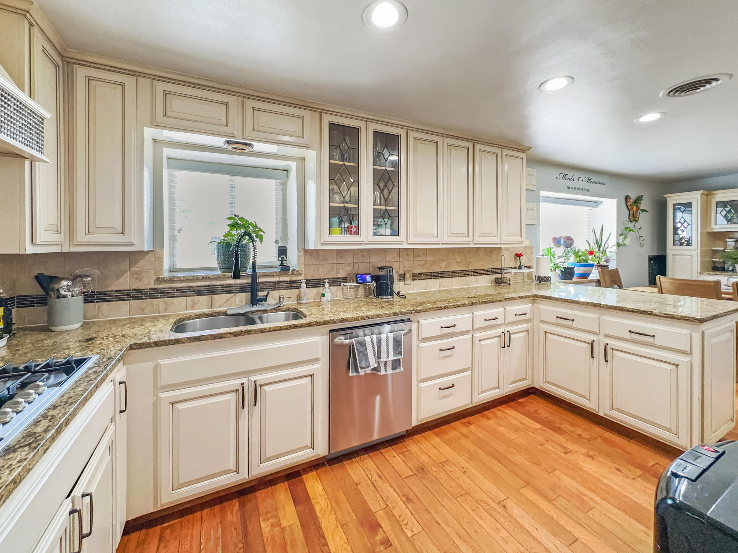 947 Cardoza Dr, Tulare, CA 93274