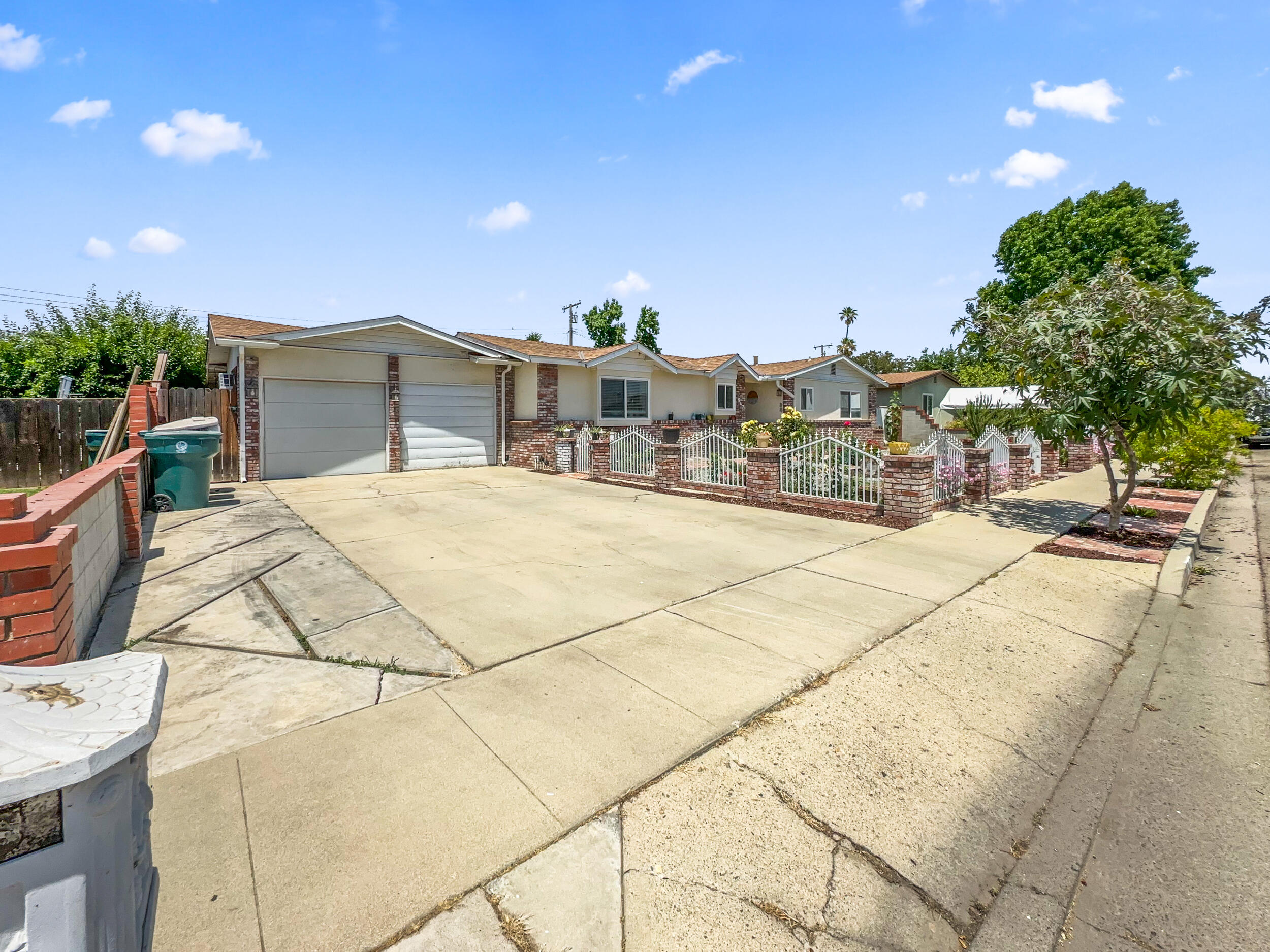 947 Cardoza Dr, Tulare, CA 93274