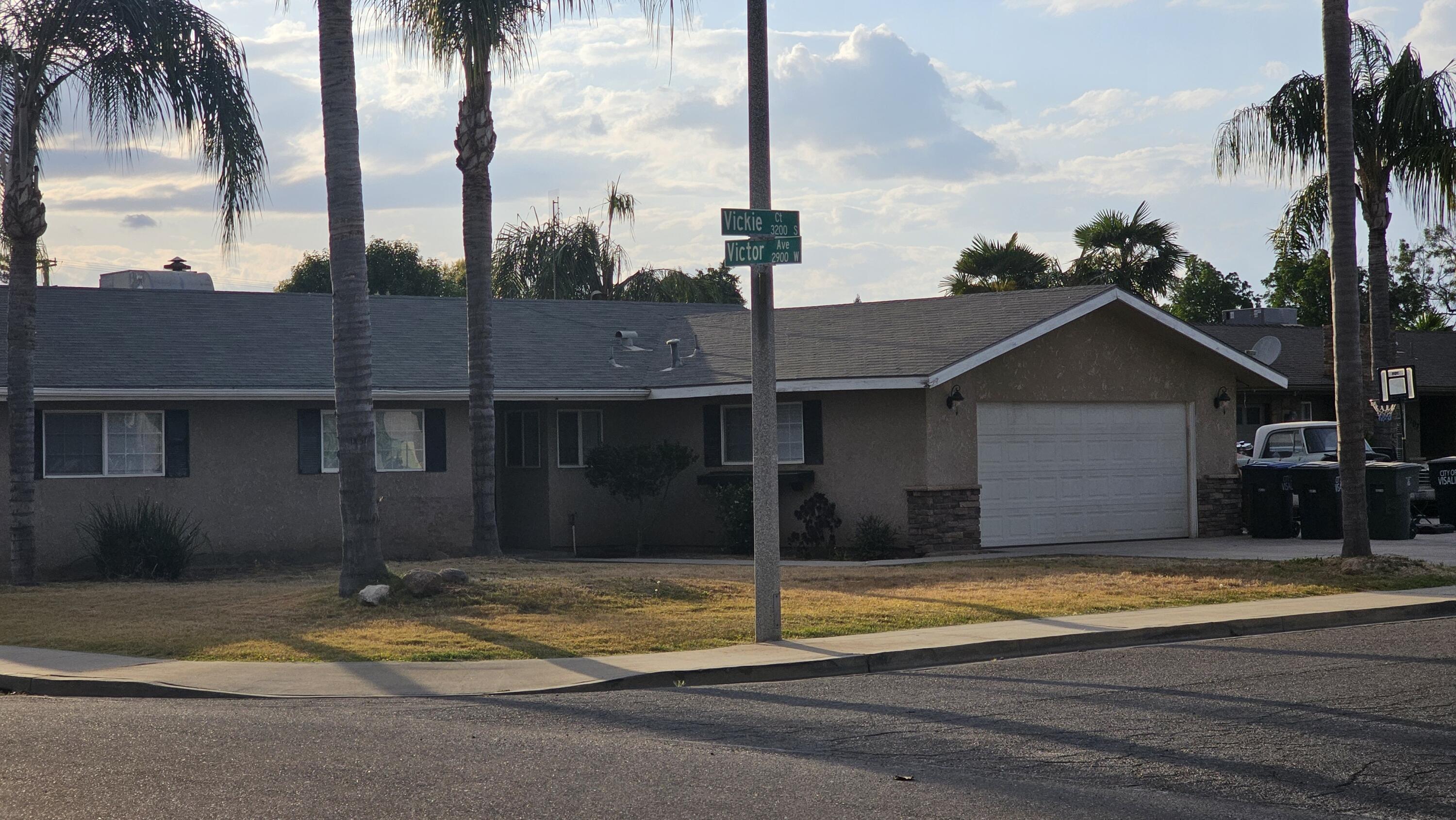 3211 S Vickie Ct, Visalia, CA 93277