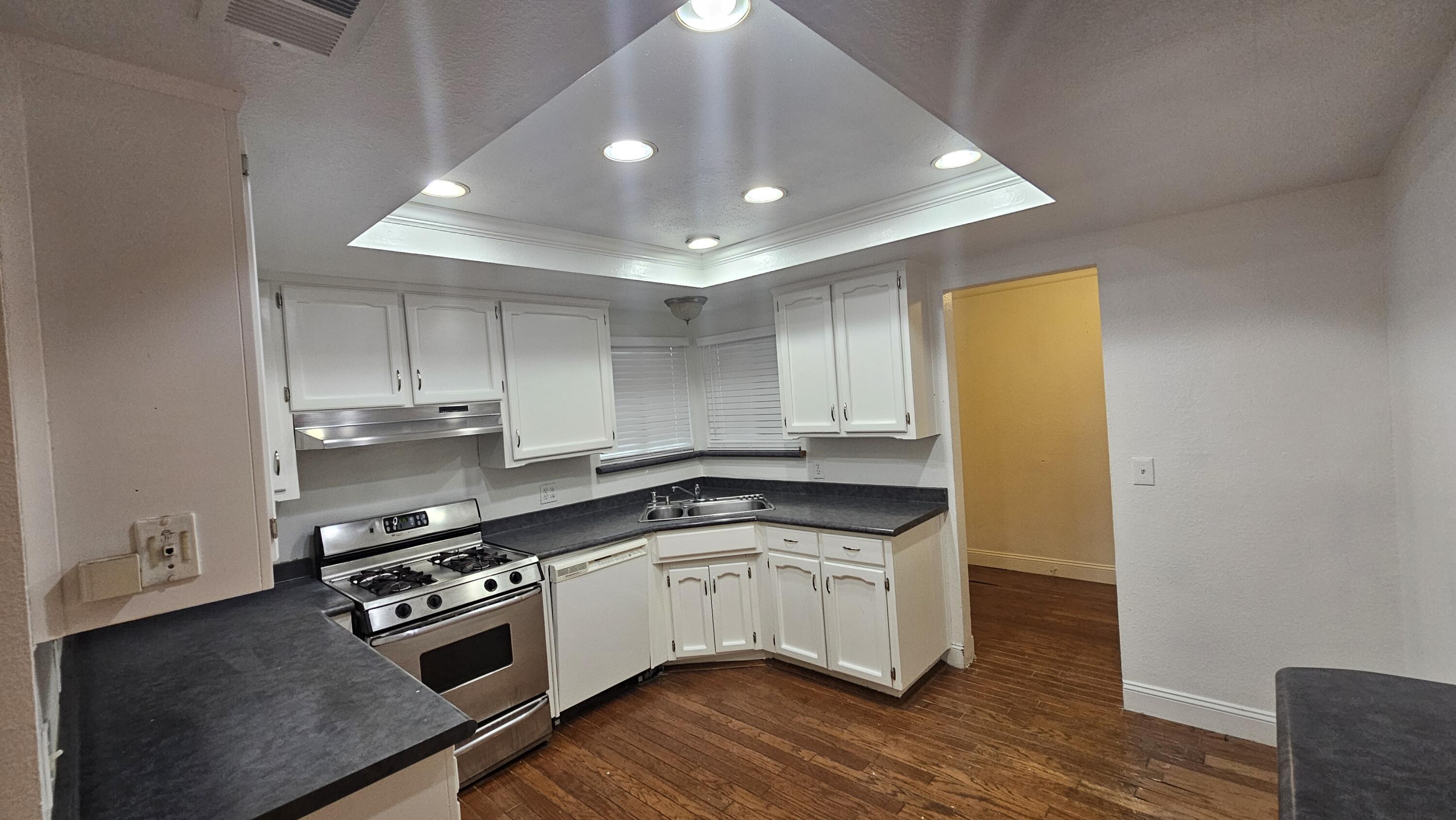 3211 S Vickie Ct, Visalia, CA 93277