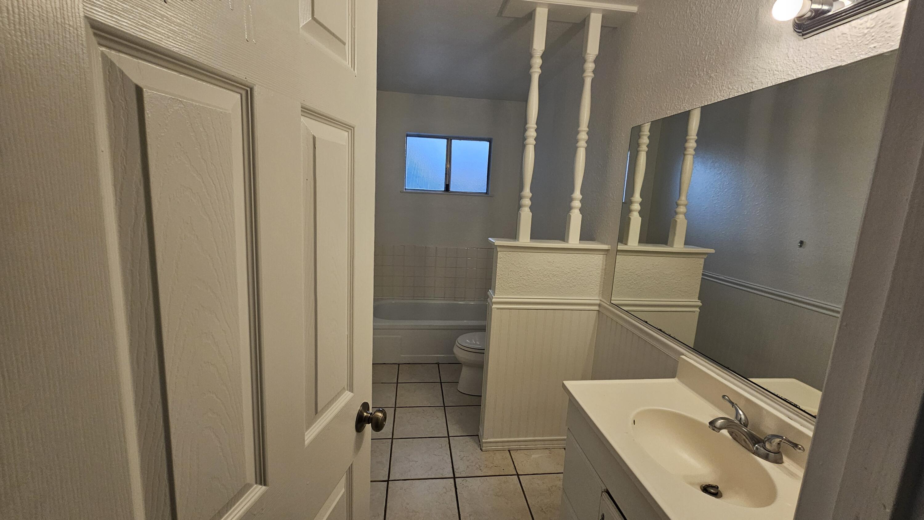 3211 S Vickie Ct, Visalia, CA 93277