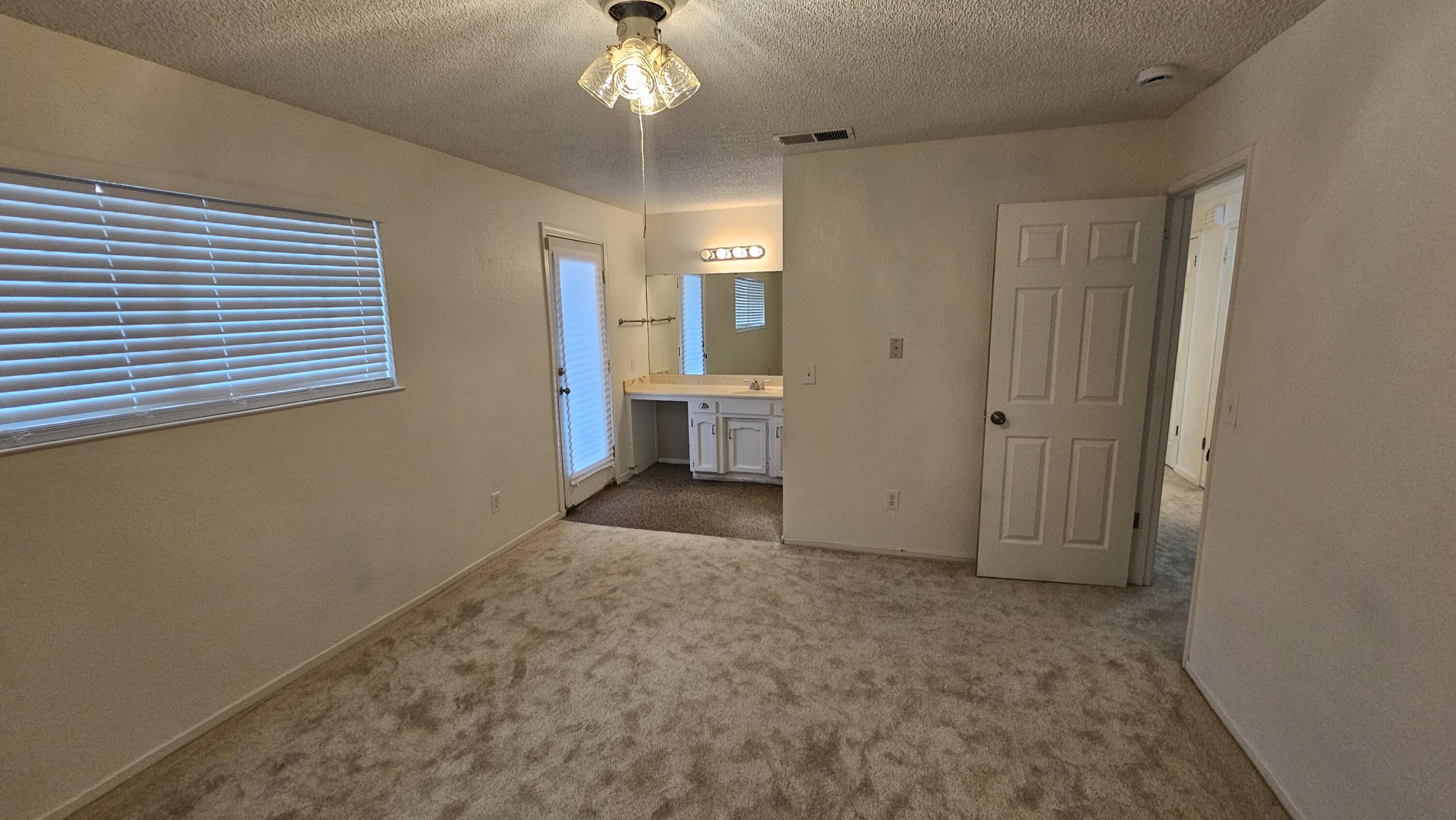 3211 S Vickie Ct, Visalia, CA 93277