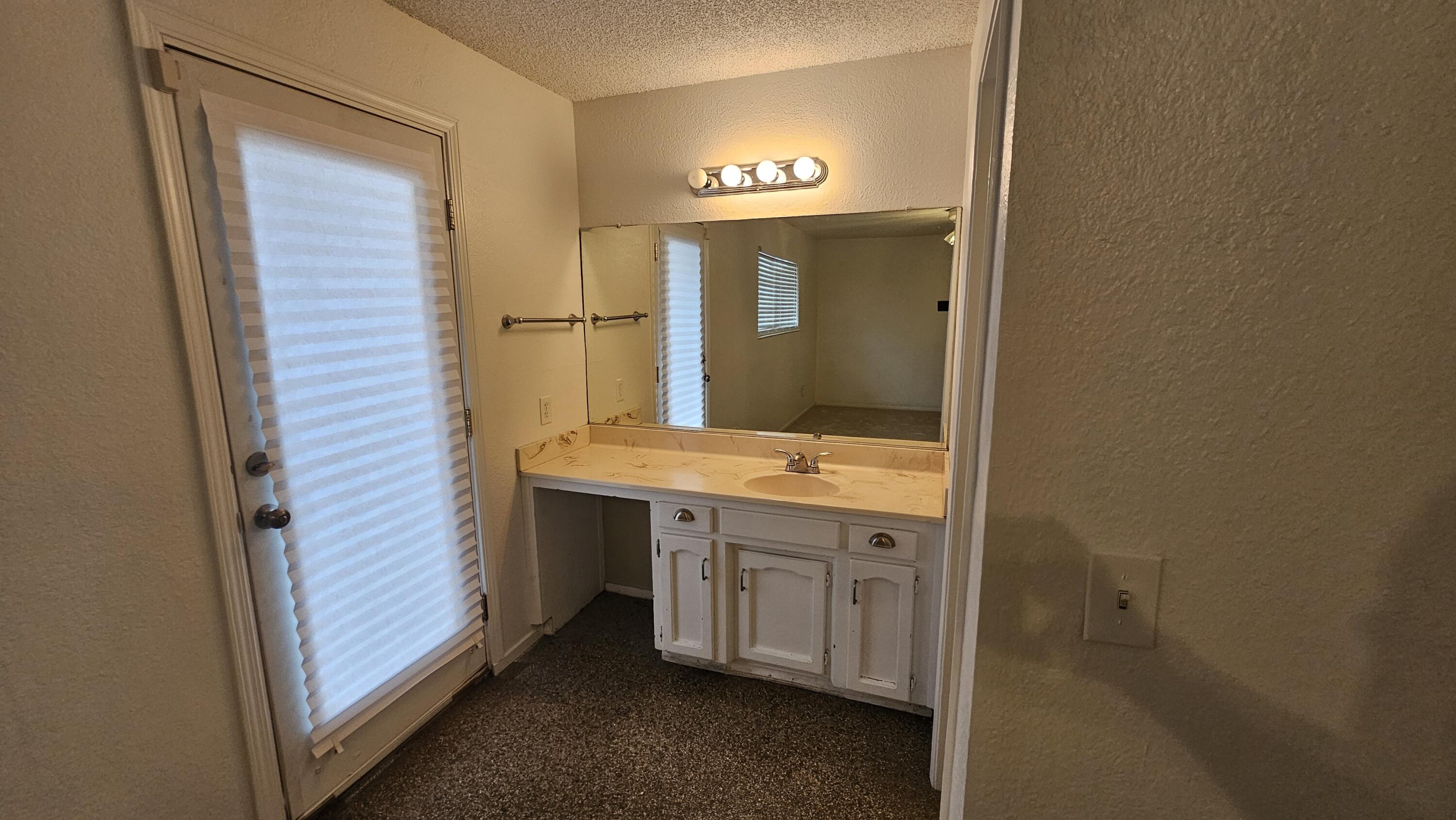 3211 S Vickie Ct, Visalia, CA 93277