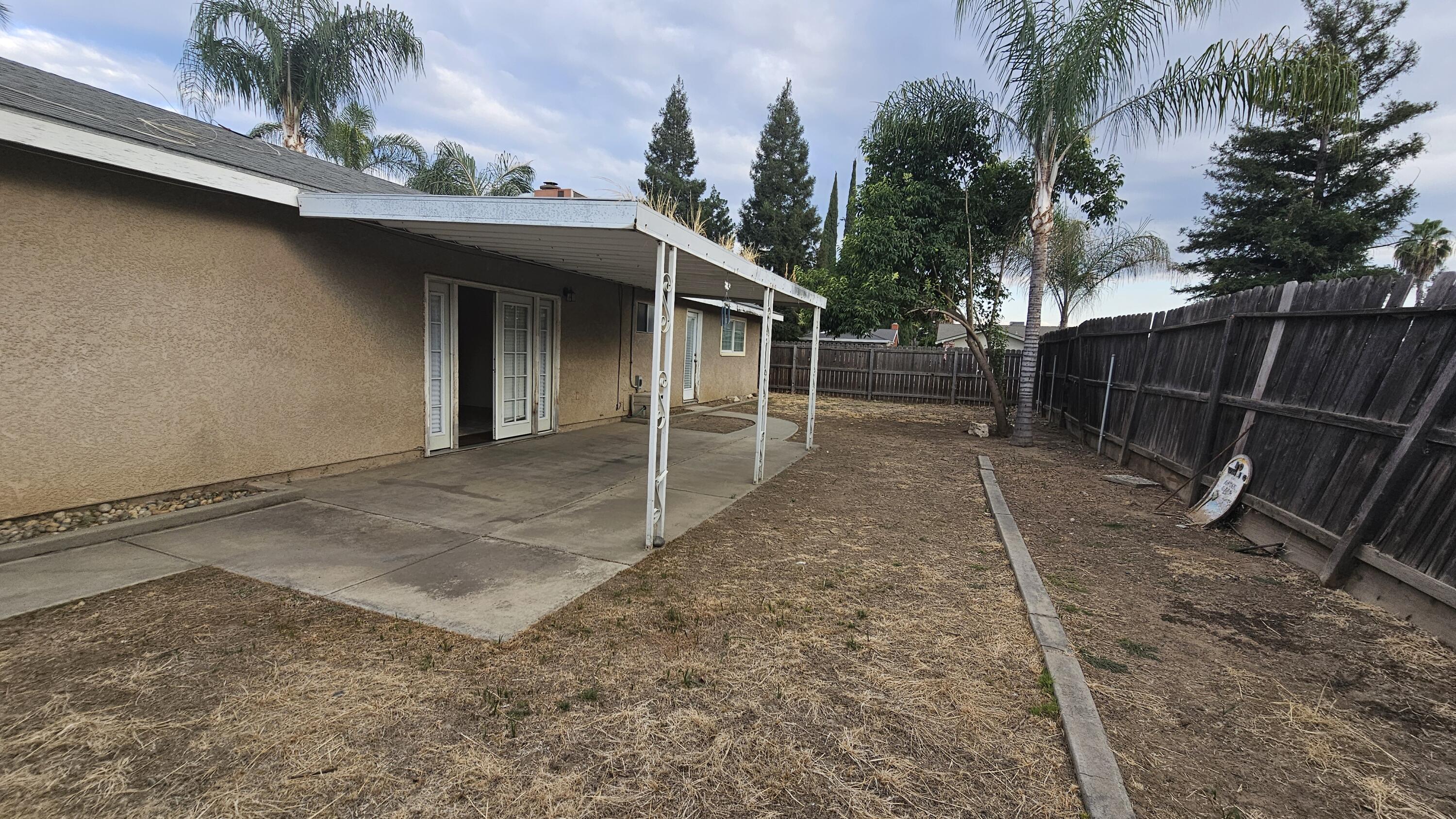 3211 S Vickie Ct, Visalia, CA 93277