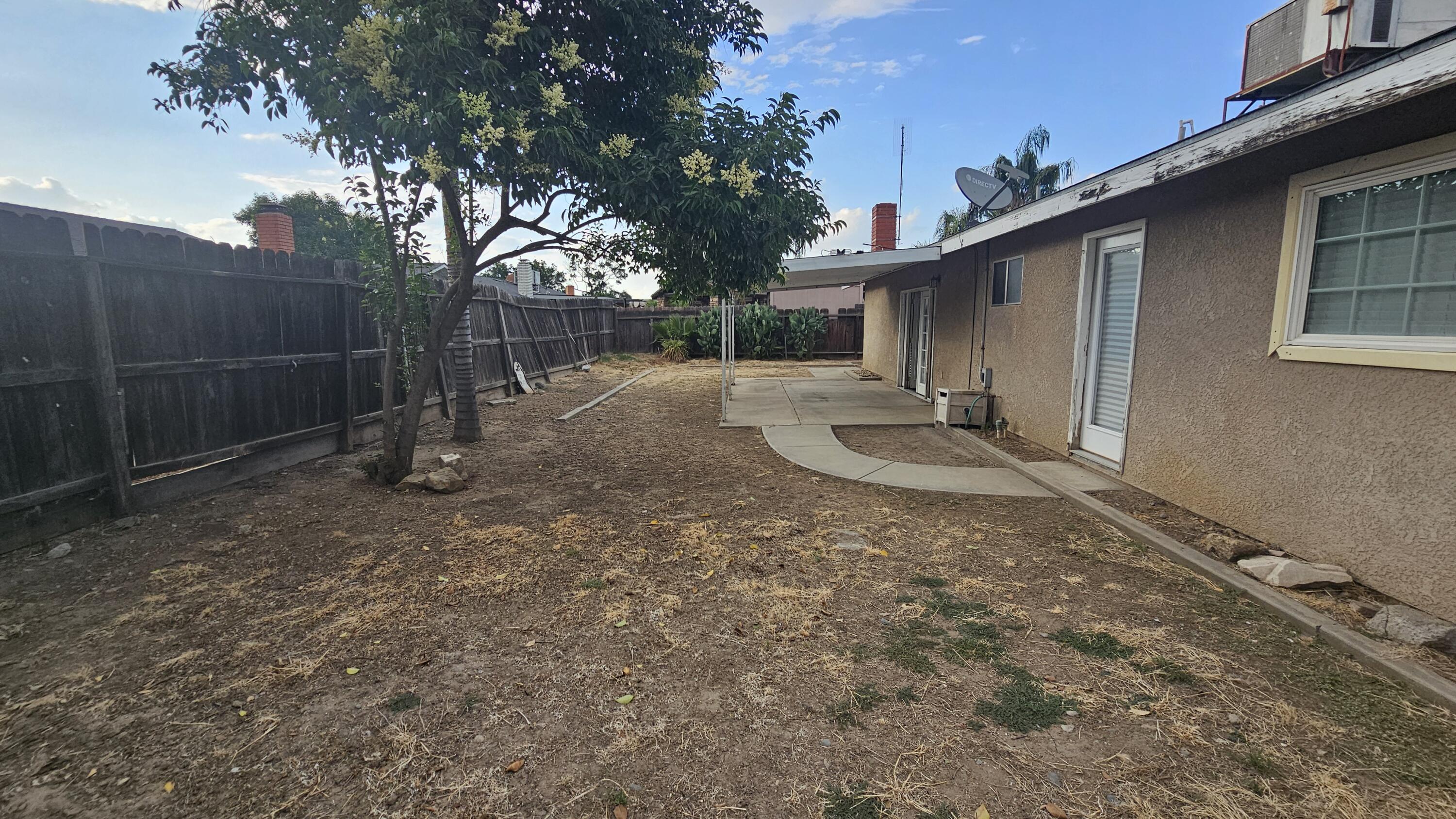 3211 S Vickie Ct, Visalia, CA 93277