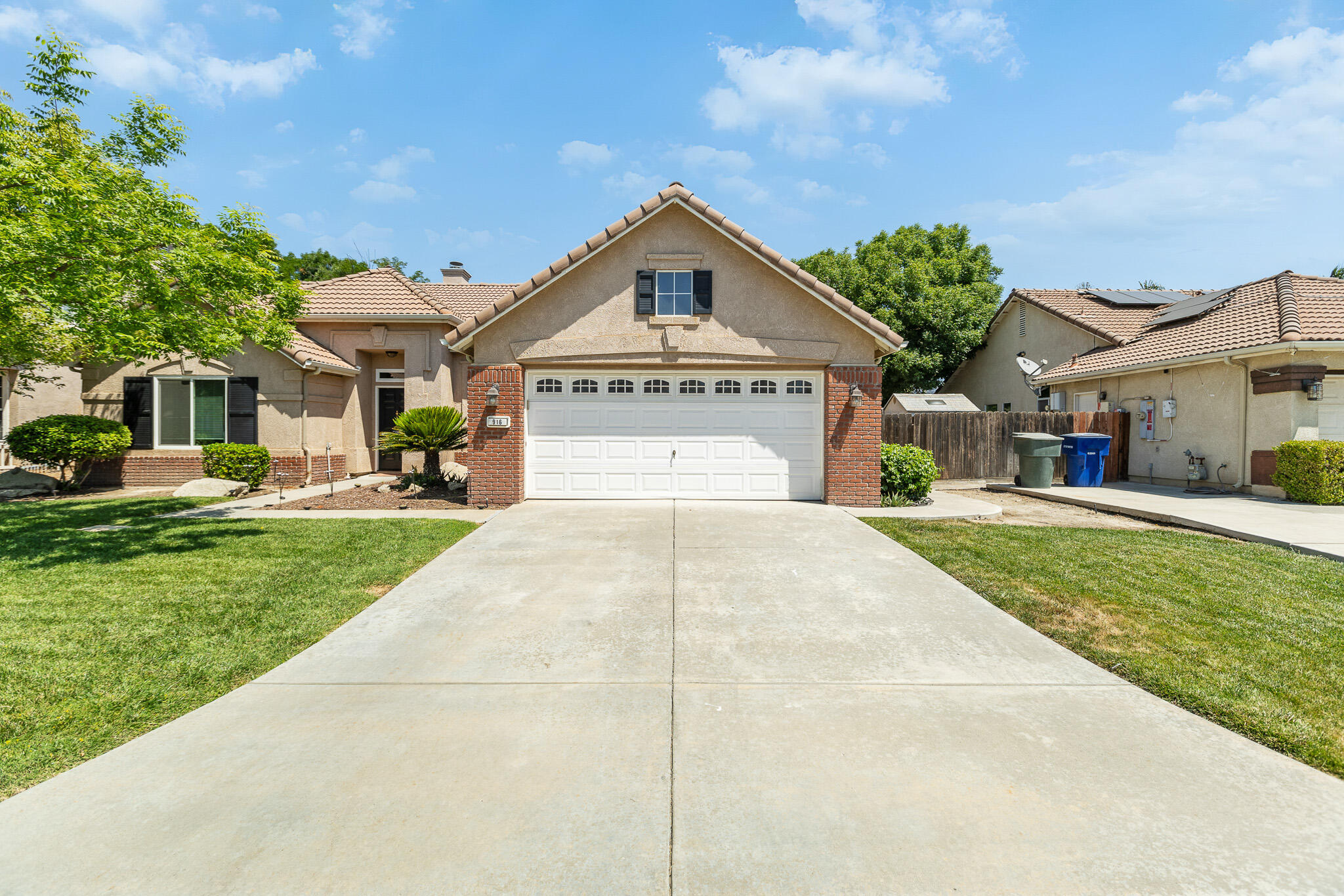 916 W Windsor Dr, Hanford, CA 93230