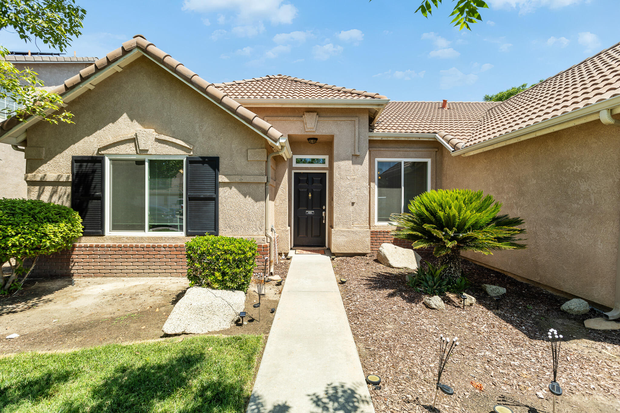 916 W Windsor Dr, Hanford, CA 93230