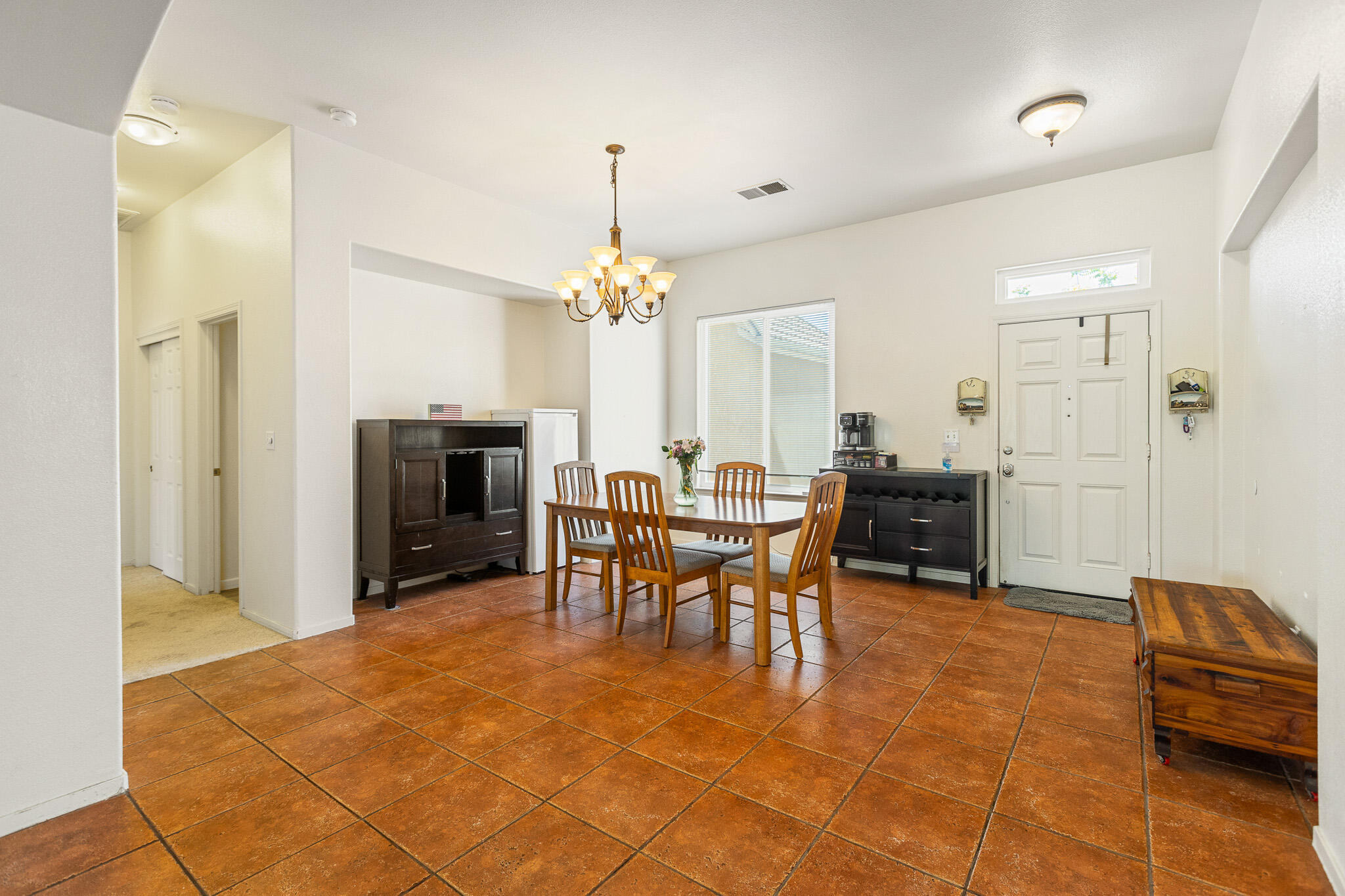 916 W Windsor Dr, Hanford, CA 93230