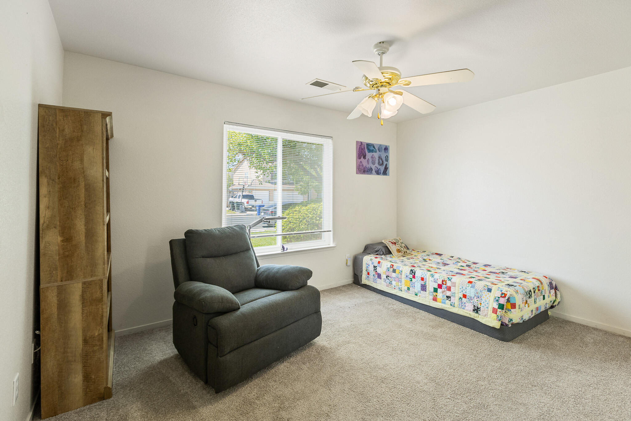 916 W Windsor Dr, Hanford, CA 93230