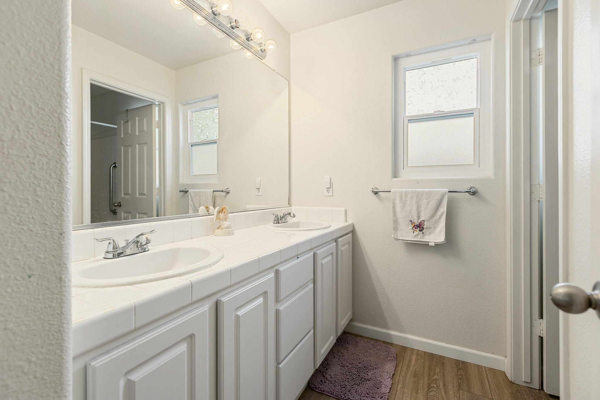 916 W Windsor Dr, Hanford, CA 93230