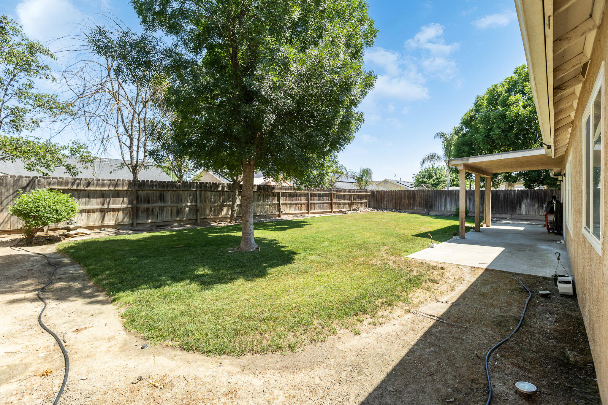 916 W Windsor Dr, Hanford, CA 93230