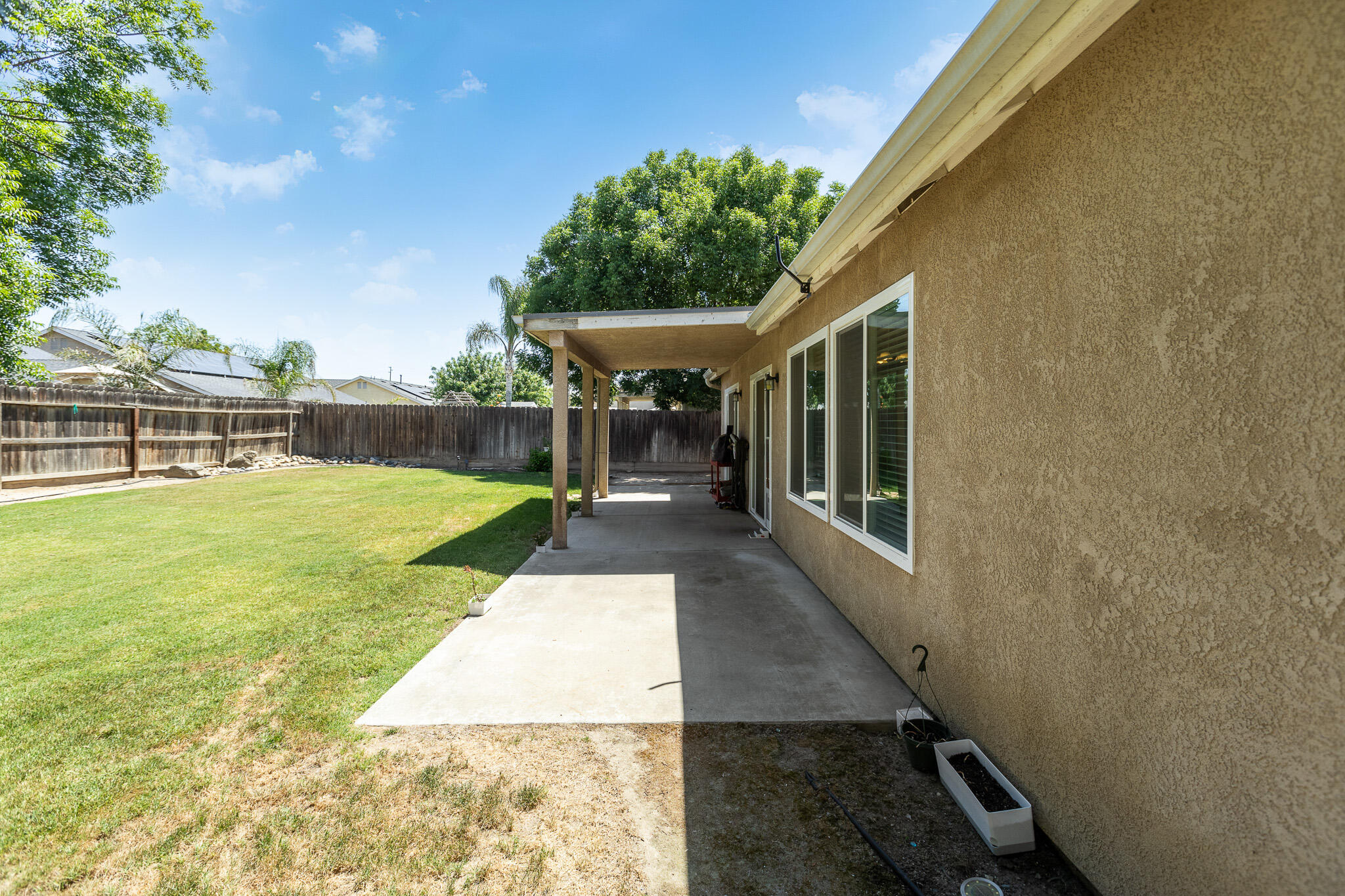 916 W Windsor Dr, Hanford, CA 93230