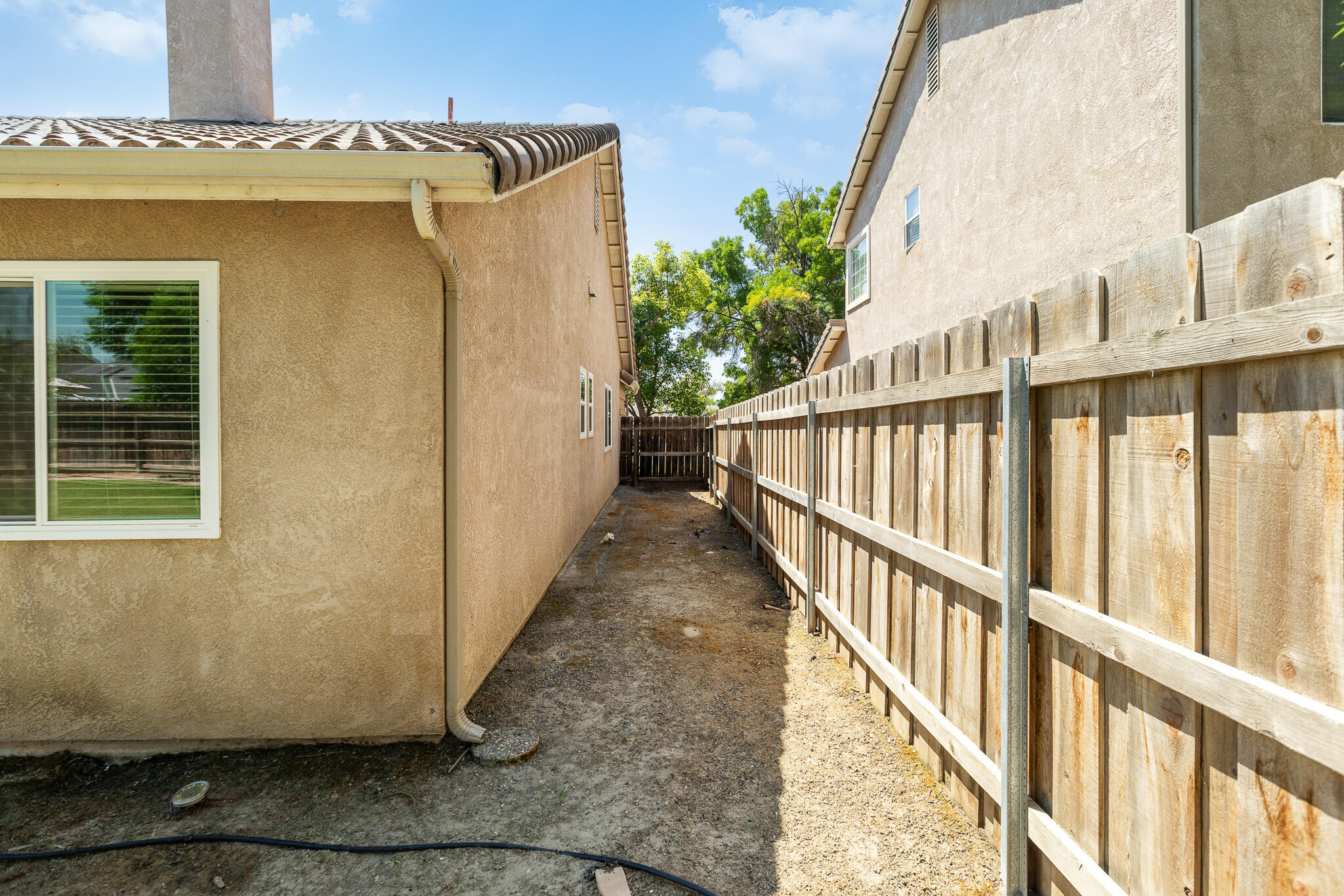 916 W Windsor Dr, Hanford, CA 93230