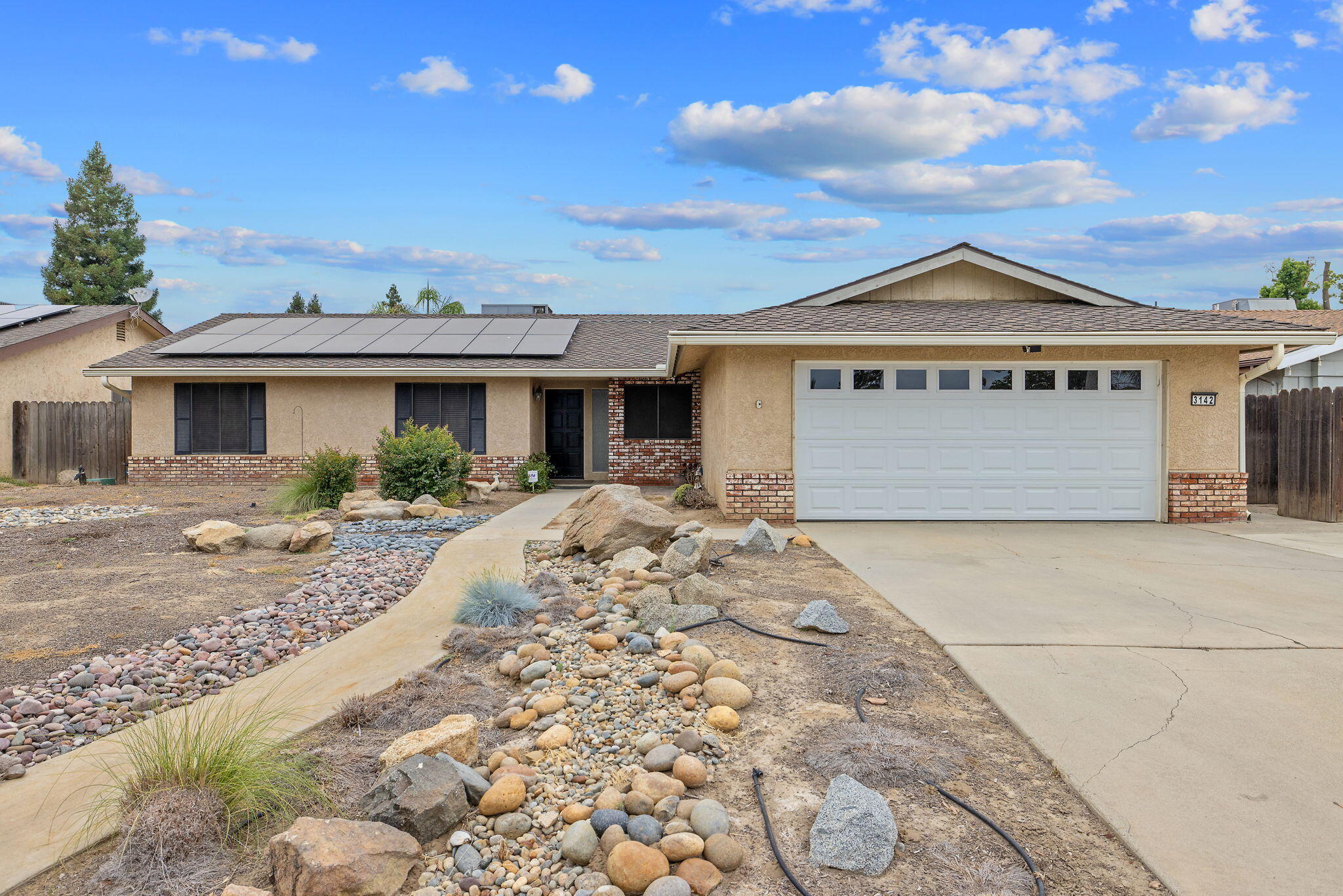 3142 W Sunnyside Ct, Visalia, CA 93277