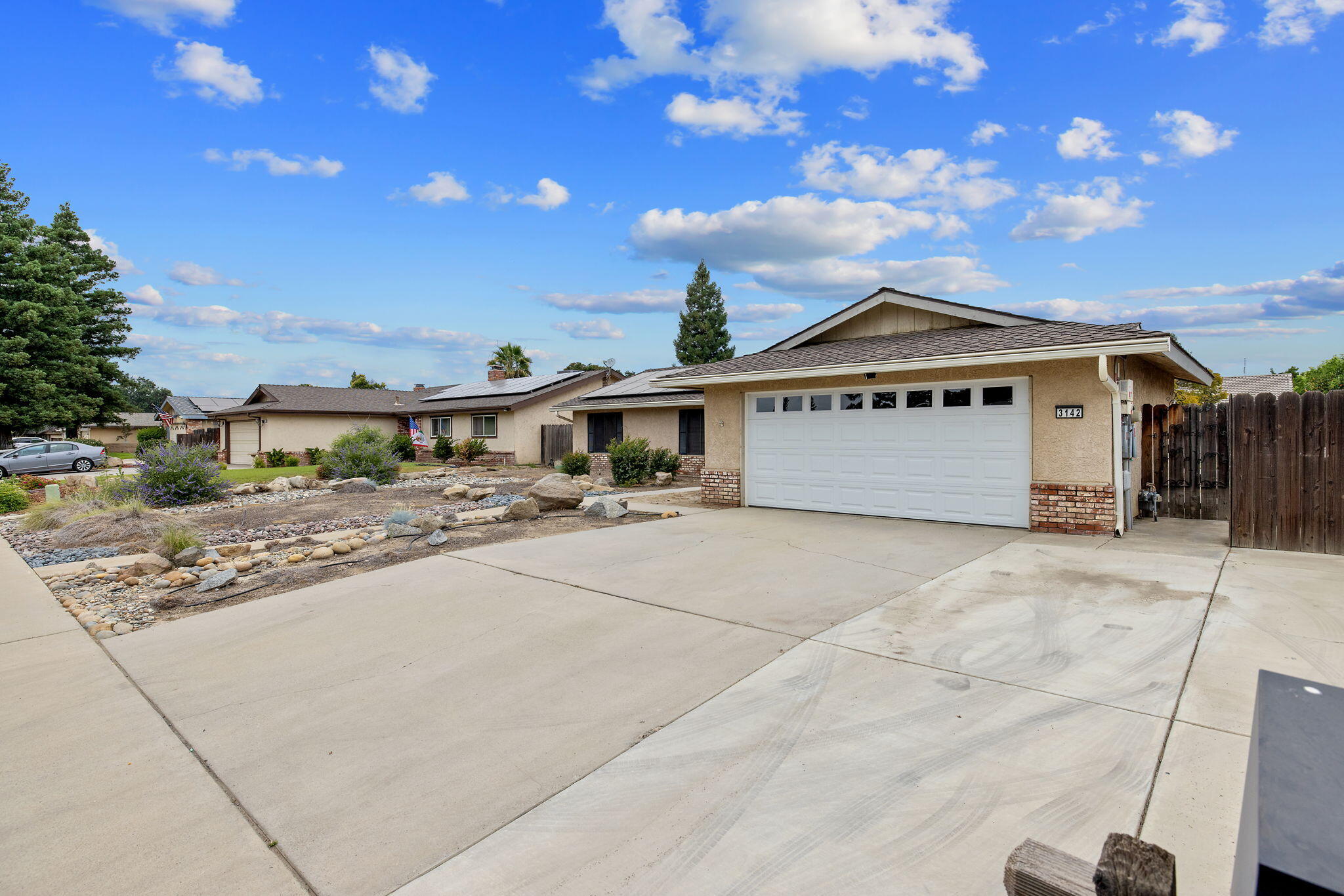 3142 W Sunnyside Ct, Visalia, CA 93277