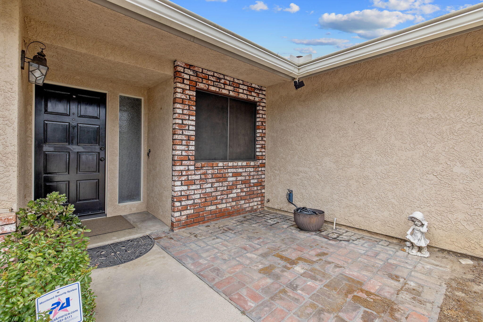 3142 W Sunnyside Ct, Visalia, CA 93277