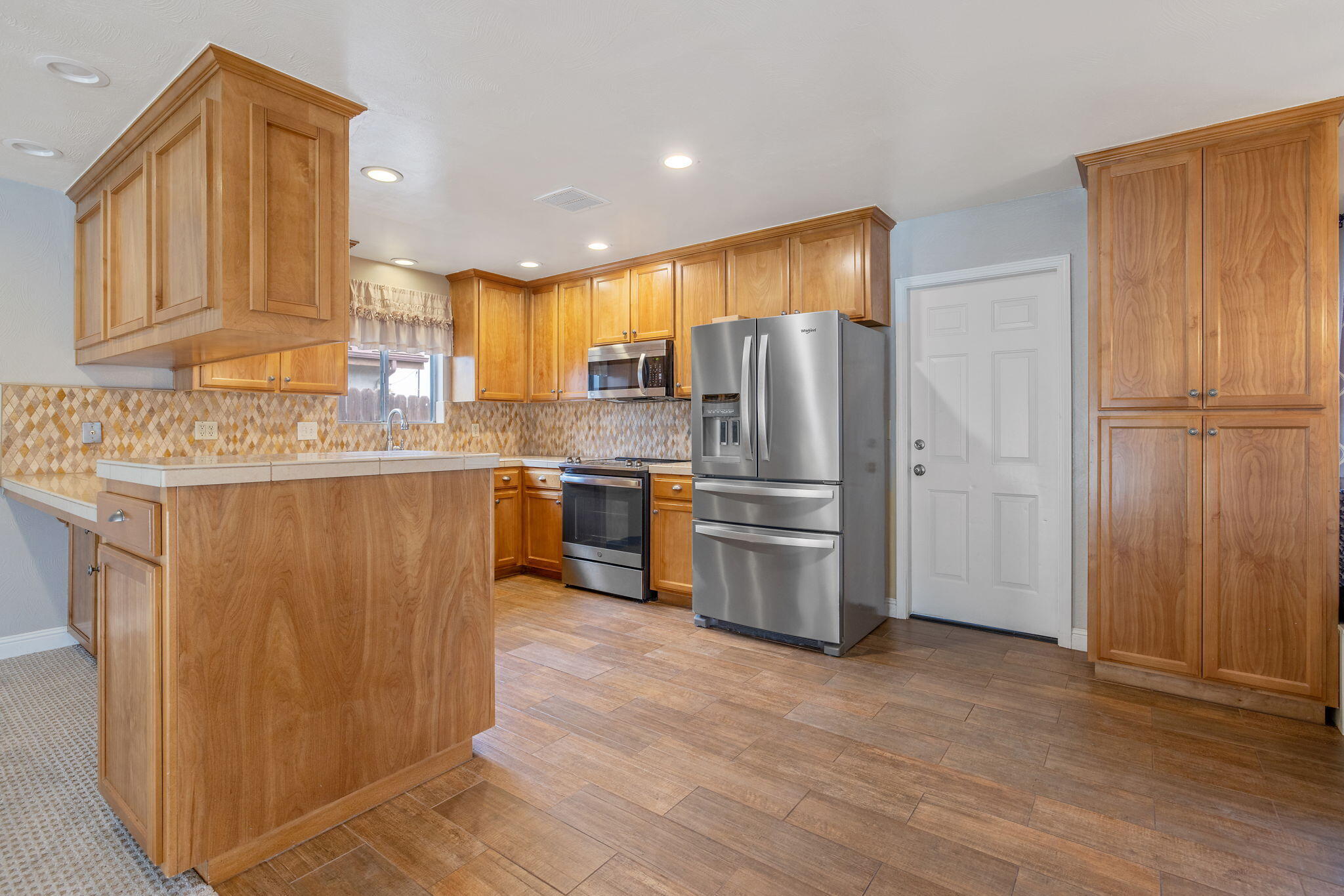 3142 W Sunnyside Ct, Visalia, CA 93277