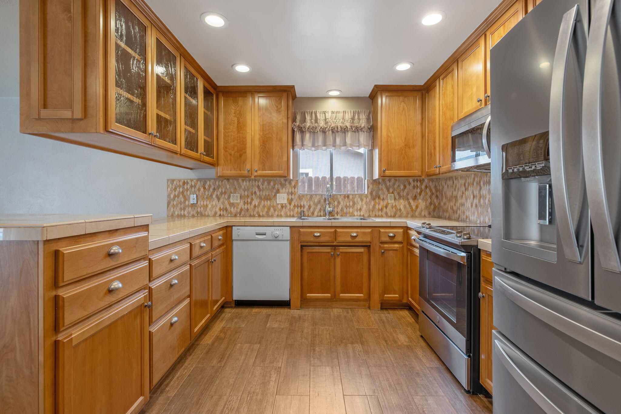 3142 W Sunnyside Ct, Visalia, CA 93277