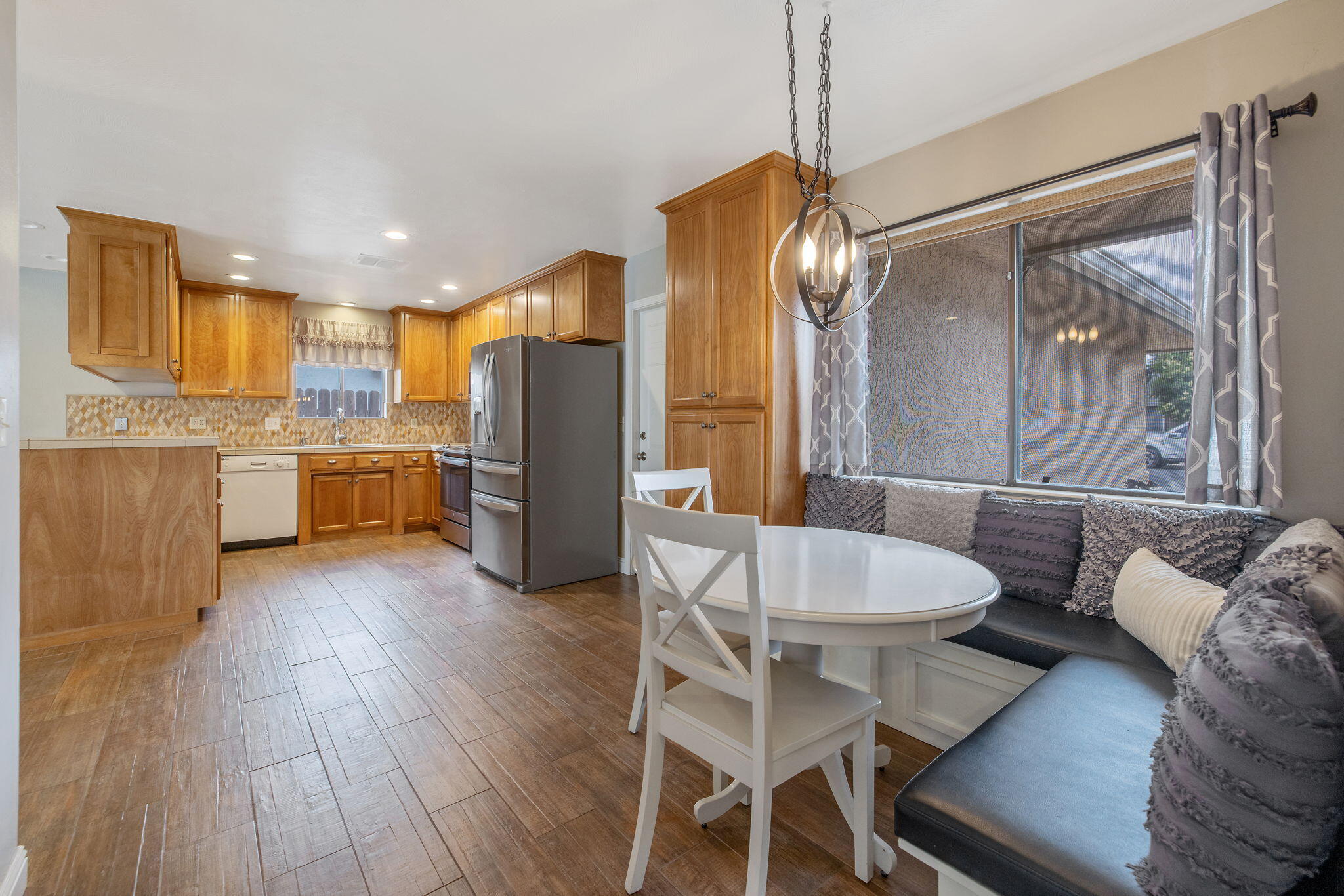 3142 W Sunnyside Ct, Visalia, CA 93277