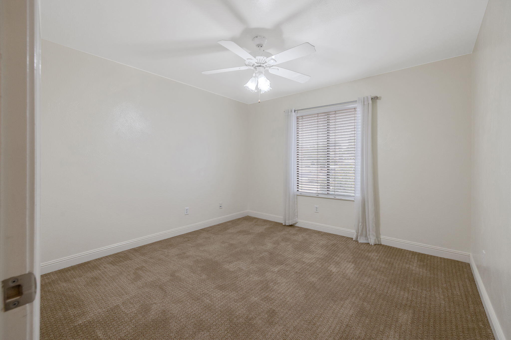 3142 W Sunnyside Ct, Visalia, CA 93277