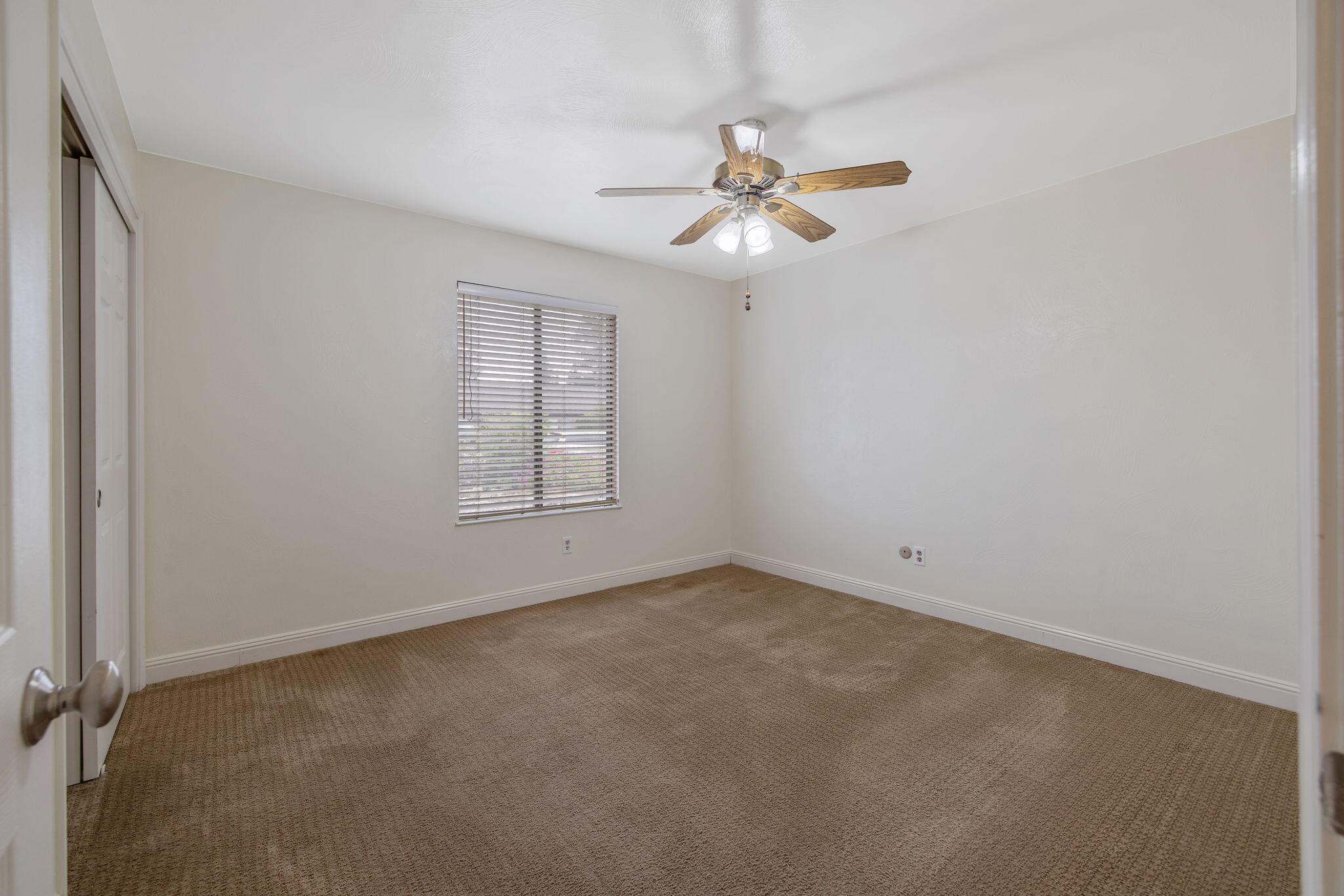 3142 W Sunnyside Ct, Visalia, CA 93277