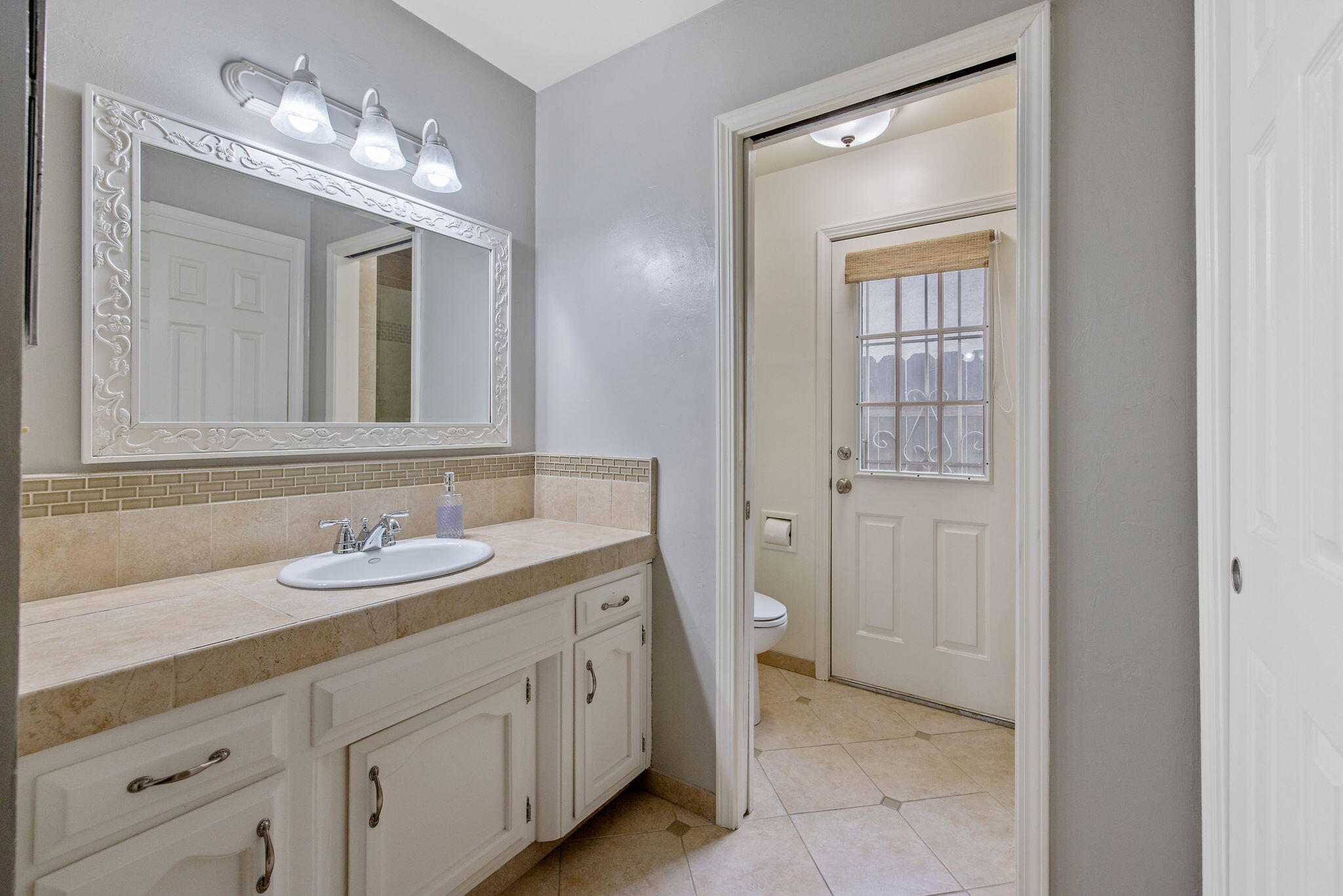 3142 W Sunnyside Ct, Visalia, CA 93277